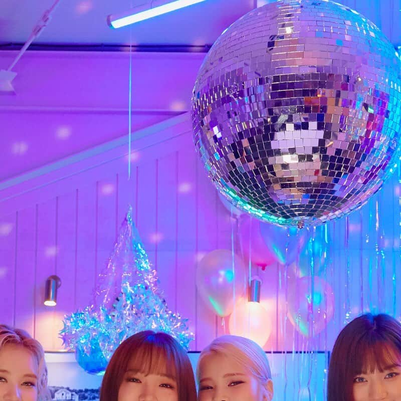 Weki Mekiさんのインスタグラム写真 - (Weki MekiInstagram)「WEKI MEKI 2ND SINGLE ALBUM REPACKAGE [WEEK END LOL] ⠀ <WEEK END LOL - IMAGE TEASER #LOL> ☀ ONLINE RELEASE 2019.08.08 🏖 OFFLINE RELEASE 2019.08.14 ⠀ #위키미키 #WEKIMEKI #WEEKENDLOL #TIKITAKA #티키타카」8月7日 18時03分 - weki_meki