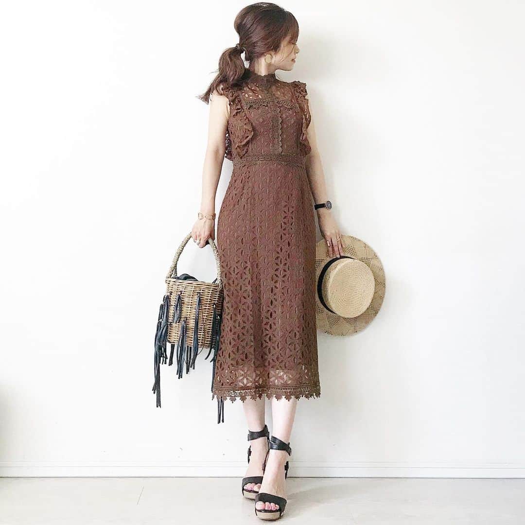 マナさんのインスタグラム写真 - (マナInstagram)「昨日の⑅︎◡̈︎* #今日のコーデ  one-piece @feerichelu  sandal #ginzakanematsu  bag @ludlow_official  hat @thevirgnia . . .本日から発売❤︎ 総レース Iライン ワンピース❤︎❤︎ すっきりシルエットなので、総レースなのに大人っぽく着られます😊 ブラウンカラーが秋らしさもあってお気に入りです🌰 . . .アンバサダーをさせていただいている#feerichelu のあるJoint Spaceさんがリニューアルオープンしました♡ ❤︎リニューアル記念クーポン❤︎ ～8/9(金)10:59まで MAX ￥1,500offの4種のクーポン配布中 ❤︎リニューアルSALE❤︎ ～8/20(火)11:59まで夏物アイテム最終PriceSALE🏃‍♀️🏃‍♂️🏃‍♀️ . . . . . . #mamacode #mamafashion #ママコーデ #ママファッション #マナママコーデ #着回しコーデ #シンプルコーデ #おちびコーデ  #おちびの輪 #低身長コーデ #ootd #outfit #mamagirl #locari #feerichelu_style #pr」8月7日 18時04分 - ma_anmi