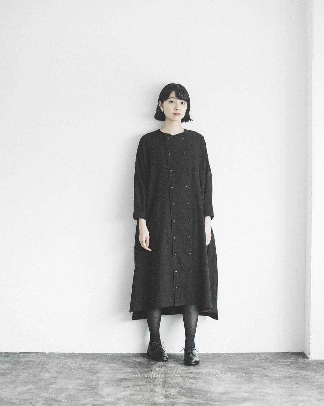 ナチュランさんのインスタグラム写真 - (ナチュランInstagram)「バイヤーおすすめ！【 MERLOT IKYU 】スナップボタンワンピース﻿ ﻿ シンプルな中にもこだわりが感じられる、大人にぴったりなワンピースが「MERLOT IKYU」から入荷しました。﻿ あらゆる場面に寄り添うデザインや、お求めいただきやすい価格など、ずっと着たいと思っていただけるバイヤーおすすめのアイテムです。﻿ ﻿ ﻿ -----------﻿ ■ダブルスナップボタンワンピース［MEI-2A34-0310-B］﻿ コックさんが着ているコックコートのような、並んだスナップボタンがかわいいワンピース。ボタン以外はシンプルに抑えたディテールで、ほどよい個性が表現できる魅力的な1枚。前のパーツをすべて外せば、トレンチコートのようにさっと羽織れ、季節の変わり目に重宝します。袖口をラフに折ってアレンジしていただくのもおすすめです。﻿ ﻿ ﻿ -----------﻿ ■ダブルスナップボタンワンピース［MEI-2A34-0310-A］﻿ 重たい印象に見えやすいブラックでも、軽やかな素材の風合いでデイリーに合わせやすい仕上がり。パールアクセサリーやメイクを変えれば、1枚できれいめなシーンにも着こなせます。上質さが伝わる贅沢な生地使いや、ほかにはないデザインで、シンプルながら映える装いに。﻿ ﻿ ﻿ ﻿ ﻿ ------------------------------﻿ ▶️お買いものは写真内のタグをタップしてくださいね。またはプロフィールからもナチュランへリンクしています。→@natulan_official﻿ ﻿ ▶️写真内のタグは、販売中でも消えている場合がございます。ぜひ、ナチュランの検索窓から、商品コード又は商品名を、検索してみてくださいね。﻿ ﻿ ▶️プロフィール画面では、季節のおすすめ商品や、再入荷情報をご紹介しています。ぜひ、ご覧くださいませ。→@natulan_official﻿ ﻿ ----------- #lifewear #fashion #今日のコーデ #コーディネート #ファッション #ナチュラル #ナチュラン #natulan #日々の暮らし #暮らしを楽しむ #シンプルライフ #シンプルコーデ #シンプル #大人女子 #大人コーデ #ナチュラルコーデ #ワンピース #ダブルボタンワンピース #ダブルボタン #羽織 #羽織りワンピース #ノーカラーコート #merlotikyu #メルローイキュウ @omiyuno」8月7日 18時16分 - natulan_official