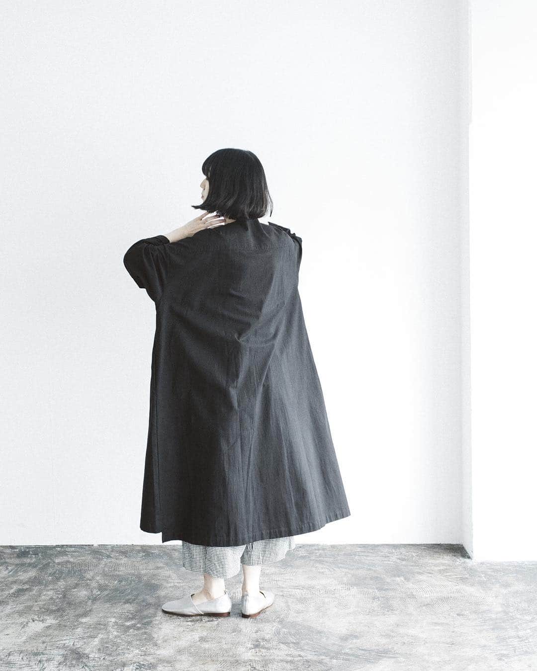 ナチュランさんのインスタグラム写真 - (ナチュランInstagram)「バイヤーおすすめ！【 MERLOT IKYU 】スナップボタンワンピース﻿ ﻿ シンプルな中にもこだわりが感じられる、大人にぴったりなワンピースが「MERLOT IKYU」から入荷しました。﻿ あらゆる場面に寄り添うデザインや、お求めいただきやすい価格など、ずっと着たいと思っていただけるバイヤーおすすめのアイテムです。﻿ ﻿ ﻿ -----------﻿ ■ダブルスナップボタンワンピース［MEI-2A34-0310-B］﻿ コックさんが着ているコックコートのような、並んだスナップボタンがかわいいワンピース。ボタン以外はシンプルに抑えたディテールで、ほどよい個性が表現できる魅力的な1枚。前のパーツをすべて外せば、トレンチコートのようにさっと羽織れ、季節の変わり目に重宝します。袖口をラフに折ってアレンジしていただくのもおすすめです。﻿ ﻿ ﻿ -----------﻿ ■ダブルスナップボタンワンピース［MEI-2A34-0310-A］﻿ 重たい印象に見えやすいブラックでも、軽やかな素材の風合いでデイリーに合わせやすい仕上がり。パールアクセサリーやメイクを変えれば、1枚できれいめなシーンにも着こなせます。上質さが伝わる贅沢な生地使いや、ほかにはないデザインで、シンプルながら映える装いに。﻿ ﻿ ﻿ ﻿ ﻿ ------------------------------﻿ ▶️お買いものは写真内のタグをタップしてくださいね。またはプロフィールからもナチュランへリンクしています。→@natulan_official﻿ ﻿ ▶️写真内のタグは、販売中でも消えている場合がございます。ぜひ、ナチュランの検索窓から、商品コード又は商品名を、検索してみてくださいね。﻿ ﻿ ▶️プロフィール画面では、季節のおすすめ商品や、再入荷情報をご紹介しています。ぜひ、ご覧くださいませ。→@natulan_official﻿ ﻿ ----------- #lifewear #fashion #今日のコーデ #コーディネート #ファッション #ナチュラル #ナチュラン #natulan #日々の暮らし #暮らしを楽しむ #シンプルライフ #シンプルコーデ #シンプル #大人女子 #大人コーデ #ナチュラルコーデ #ワンピース #ダブルボタンワンピース #ダブルボタン #羽織 #羽織りワンピース #ノーカラーコート #merlotikyu #メルローイキュウ @omiyuno」8月7日 18時16分 - natulan_official