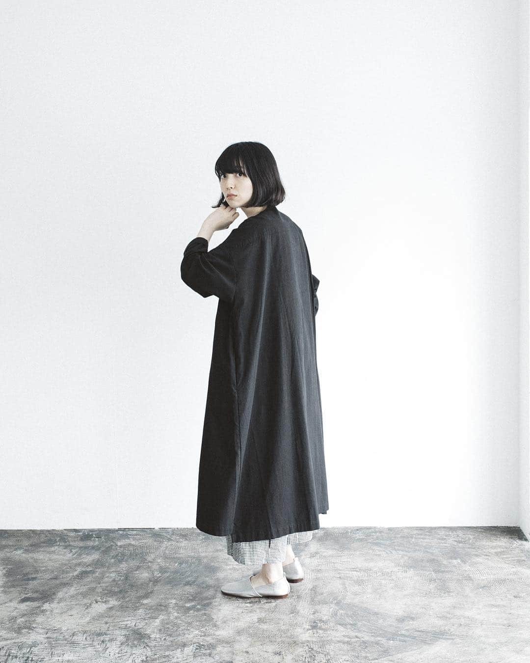 ナチュランさんのインスタグラム写真 - (ナチュランInstagram)「バイヤーおすすめ！【 MERLOT IKYU 】スナップボタンワンピース﻿ ﻿ シンプルな中にもこだわりが感じられる、大人にぴったりなワンピースが「MERLOT IKYU」から入荷しました。﻿ あらゆる場面に寄り添うデザインや、お求めいただきやすい価格など、ずっと着たいと思っていただけるバイヤーおすすめのアイテムです。﻿ ﻿ ﻿ -----------﻿ ■ダブルスナップボタンワンピース［MEI-2A34-0310-B］﻿ コックさんが着ているコックコートのような、並んだスナップボタンがかわいいワンピース。ボタン以外はシンプルに抑えたディテールで、ほどよい個性が表現できる魅力的な1枚。前のパーツをすべて外せば、トレンチコートのようにさっと羽織れ、季節の変わり目に重宝します。袖口をラフに折ってアレンジしていただくのもおすすめです。﻿ ﻿ ﻿ -----------﻿ ■ダブルスナップボタンワンピース［MEI-2A34-0310-A］﻿ 重たい印象に見えやすいブラックでも、軽やかな素材の風合いでデイリーに合わせやすい仕上がり。パールアクセサリーやメイクを変えれば、1枚できれいめなシーンにも着こなせます。上質さが伝わる贅沢な生地使いや、ほかにはないデザインで、シンプルながら映える装いに。﻿ ﻿ ﻿ ﻿ ﻿ ------------------------------﻿ ▶️お買いものは写真内のタグをタップしてくださいね。またはプロフィールからもナチュランへリンクしています。→@natulan_official﻿ ﻿ ▶️写真内のタグは、販売中でも消えている場合がございます。ぜひ、ナチュランの検索窓から、商品コード又は商品名を、検索してみてくださいね。﻿ ﻿ ▶️プロフィール画面では、季節のおすすめ商品や、再入荷情報をご紹介しています。ぜひ、ご覧くださいませ。→@natulan_official﻿ ﻿ ----------- #lifewear #fashion #今日のコーデ #コーディネート #ファッション #ナチュラル #ナチュラン #natulan #日々の暮らし #暮らしを楽しむ #シンプルライフ #シンプルコーデ #シンプル #大人女子 #大人コーデ #ナチュラルコーデ #ワンピース #ダブルボタンワンピース #ダブルボタン #羽織 #羽織りワンピース #ノーカラーコート #merlotikyu #メルローイキュウ @omiyuno」8月7日 18時16分 - natulan_official