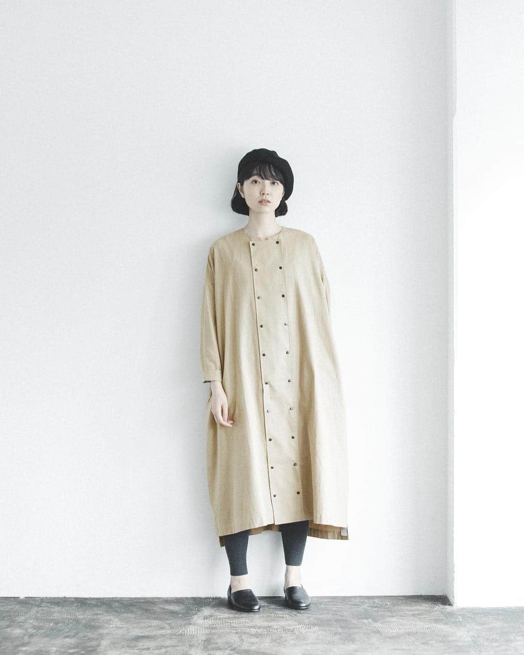 ナチュランさんのインスタグラム写真 - (ナチュランInstagram)「バイヤーおすすめ！【 MERLOT IKYU 】スナップボタンワンピース﻿ ﻿ シンプルな中にもこだわりが感じられる、大人にぴったりなワンピースが「MERLOT IKYU」から入荷しました。﻿ あらゆる場面に寄り添うデザインや、お求めいただきやすい価格など、ずっと着たいと思っていただけるバイヤーおすすめのアイテムです。﻿ ﻿ ﻿ -----------﻿ ■ダブルスナップボタンワンピース［MEI-2A34-0310-B］﻿ コックさんが着ているコックコートのような、並んだスナップボタンがかわいいワンピース。ボタン以外はシンプルに抑えたディテールで、ほどよい個性が表現できる魅力的な1枚。前のパーツをすべて外せば、トレンチコートのようにさっと羽織れ、季節の変わり目に重宝します。袖口をラフに折ってアレンジしていただくのもおすすめです。﻿ ﻿ ﻿ -----------﻿ ■ダブルスナップボタンワンピース［MEI-2A34-0310-A］﻿ 重たい印象に見えやすいブラックでも、軽やかな素材の風合いでデイリーに合わせやすい仕上がり。パールアクセサリーやメイクを変えれば、1枚できれいめなシーンにも着こなせます。上質さが伝わる贅沢な生地使いや、ほかにはないデザインで、シンプルながら映える装いに。﻿ ﻿ ﻿ ﻿ ﻿ ------------------------------﻿ ▶️お買いものは写真内のタグをタップしてくださいね。またはプロフィールからもナチュランへリンクしています。→@natulan_official﻿ ﻿ ▶️写真内のタグは、販売中でも消えている場合がございます。ぜひ、ナチュランの検索窓から、商品コード又は商品名を、検索してみてくださいね。﻿ ﻿ ▶️プロフィール画面では、季節のおすすめ商品や、再入荷情報をご紹介しています。ぜひ、ご覧くださいませ。→@natulan_official﻿ ﻿ ----------- #lifewear #fashion #今日のコーデ #コーディネート #ファッション #ナチュラル #ナチュラン #natulan #日々の暮らし #暮らしを楽しむ #シンプルライフ #シンプルコーデ #シンプル #大人女子 #大人コーデ #ナチュラルコーデ #ワンピース #ダブルボタンワンピース #ダブルボタン #羽織 #羽織りワンピース #ノーカラーコート #merlotikyu #メルローイキュウ @omiyuno」8月7日 18時16分 - natulan_official