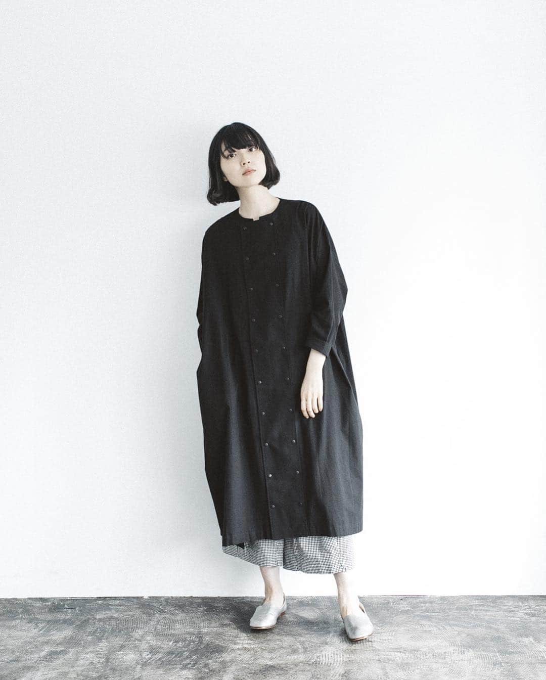 ナチュランさんのインスタグラム写真 - (ナチュランInstagram)「バイヤーおすすめ！【 MERLOT IKYU 】スナップボタンワンピース﻿ ﻿ シンプルな中にもこだわりが感じられる、大人にぴったりなワンピースが「MERLOT IKYU」から入荷しました。﻿ あらゆる場面に寄り添うデザインや、お求めいただきやすい価格など、ずっと着たいと思っていただけるバイヤーおすすめのアイテムです。﻿ ﻿ ﻿ -----------﻿ ■ダブルスナップボタンワンピース［MEI-2A34-0310-B］﻿ コックさんが着ているコックコートのような、並んだスナップボタンがかわいいワンピース。ボタン以外はシンプルに抑えたディテールで、ほどよい個性が表現できる魅力的な1枚。前のパーツをすべて外せば、トレンチコートのようにさっと羽織れ、季節の変わり目に重宝します。袖口をラフに折ってアレンジしていただくのもおすすめです。﻿ ﻿ ﻿ -----------﻿ ■ダブルスナップボタンワンピース［MEI-2A34-0310-A］﻿ 重たい印象に見えやすいブラックでも、軽やかな素材の風合いでデイリーに合わせやすい仕上がり。パールアクセサリーやメイクを変えれば、1枚できれいめなシーンにも着こなせます。上質さが伝わる贅沢な生地使いや、ほかにはないデザインで、シンプルながら映える装いに。﻿ ﻿ ﻿ ﻿ ﻿ ------------------------------﻿ ▶️お買いものは写真内のタグをタップしてくださいね。またはプロフィールからもナチュランへリンクしています。→@natulan_official﻿ ﻿ ▶️写真内のタグは、販売中でも消えている場合がございます。ぜひ、ナチュランの検索窓から、商品コード又は商品名を、検索してみてくださいね。﻿ ﻿ ▶️プロフィール画面では、季節のおすすめ商品や、再入荷情報をご紹介しています。ぜひ、ご覧くださいませ。→@natulan_official﻿ ﻿ ----------- #lifewear #fashion #今日のコーデ #コーディネート #ファッション #ナチュラル #ナチュラン #natulan #日々の暮らし #暮らしを楽しむ #シンプルライフ #シンプルコーデ #シンプル #大人女子 #大人コーデ #ナチュラルコーデ #ワンピース #ダブルボタンワンピース #ダブルボタン #羽織 #羽織りワンピース #ノーカラーコート #merlotikyu #メルローイキュウ @omiyuno」8月7日 18時16分 - natulan_official
