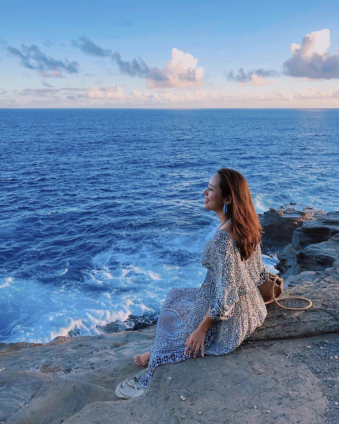 鮎河ナオミさんのインスタグラム写真 - (鮎河ナオミInstagram)「オアフ島の絶景スポット！ Spitting Cave of Portlock🌊 とにかく景色が素晴らしいー👏 時間を忘れてずっと海を眺めながら自然の雄大さに触れられる場所✨ . . . . . #spittingcave #portlock #hawaiikai #hawaii #spectacularview #絶景 #絶景スポット #オアフ島 #ハワイカイ #ポートロック #時間忘れる #そういう時間って大切 #自然」8月7日 18時08分 - naomiayukawa