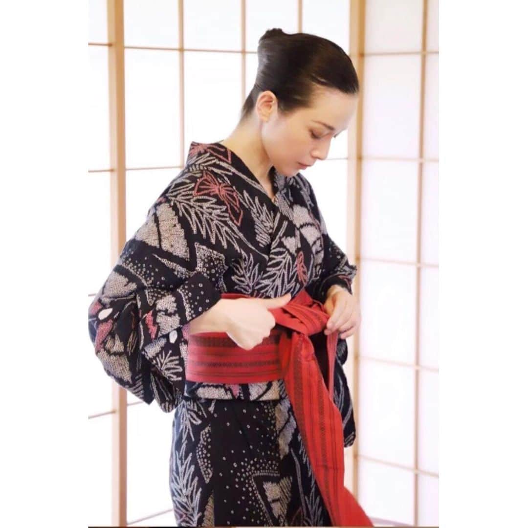 竹中友紀子のインスタグラム：「#アンティーク着物  #池田眞美子 先生の浴衣着付けイベントにて、真剣に帯を締めている私^^; 浴衣は先日 #きもの浪漫 にて #tento さんで購入した #絞り 。 帯は2年前、舞台で着る浴衣に合わせて原宿にあるアンティーク着物のお店 #壱の蔵 さんにて購入した #博多帯 。今もこうして大切に締めています^ ^  今年は舞台本番で15回、ゲネ等入れると20回近く浴衣の早替えやったので、だいぶ鍛えられました(^^)v この夏あと何回着られるカナ」