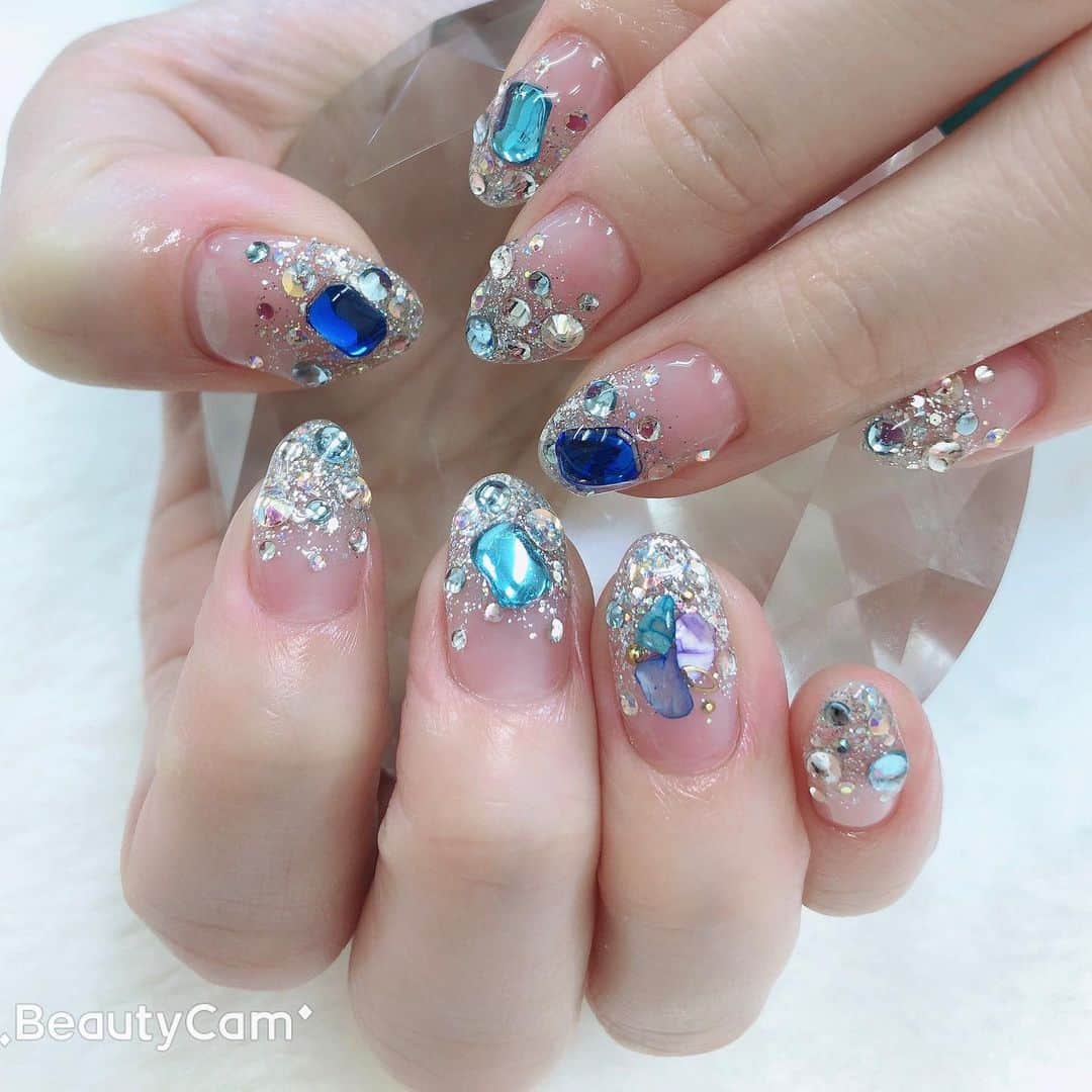 高橋沙弥華さんのインスタグラム写真 高橋沙弥華instagram 自爪短くしたけど可愛すぎる 夏の宝石箱って感じのイメージでシェルもストーンも欲張った 左右非対称でジェル厚め Nail パラジェル 自爪 Summernail Blue ストーンネイル Shell