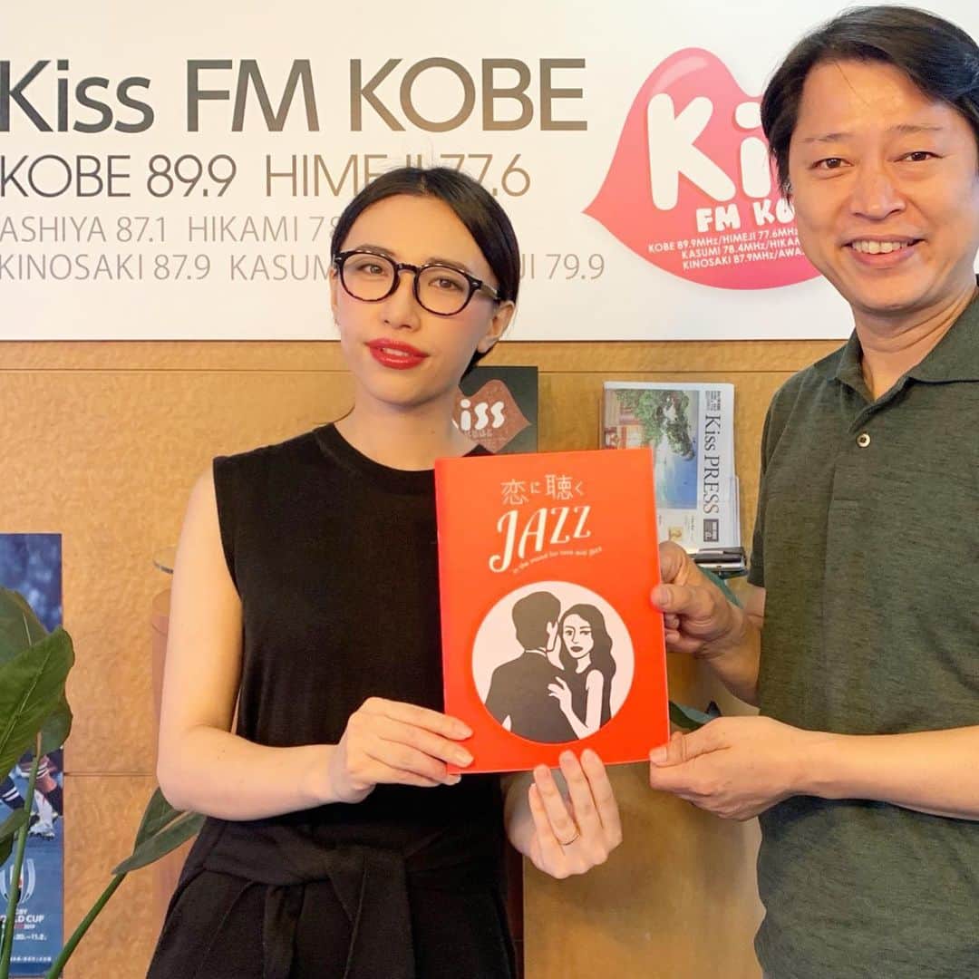 RIKAPEPEのインスタグラム：「ペペになる前、大学生の頃に約3年ほど出演させていただいていたKiss FM KOBE様へ訪問💋 ・ 当時の生放送番組のメインDJを担当されていた中野耕史さんと、社員のあさチャンに再会することができました🥰 ・ 番組での思い出は勿論ですが、メンバーと取材に行ったり、ロケをしたり、イベント出演、深夜番組をやらせていただけたり、当時の経験が今の活動に活きております。感謝です🙏 ・ 懐かしい神戸の街と、局の思い出に胸いっぱいです。ありがとうございました🌹  #kissfmkobe  #kissfm  #神戸 #ラジオ局 #中野耕史 さん」