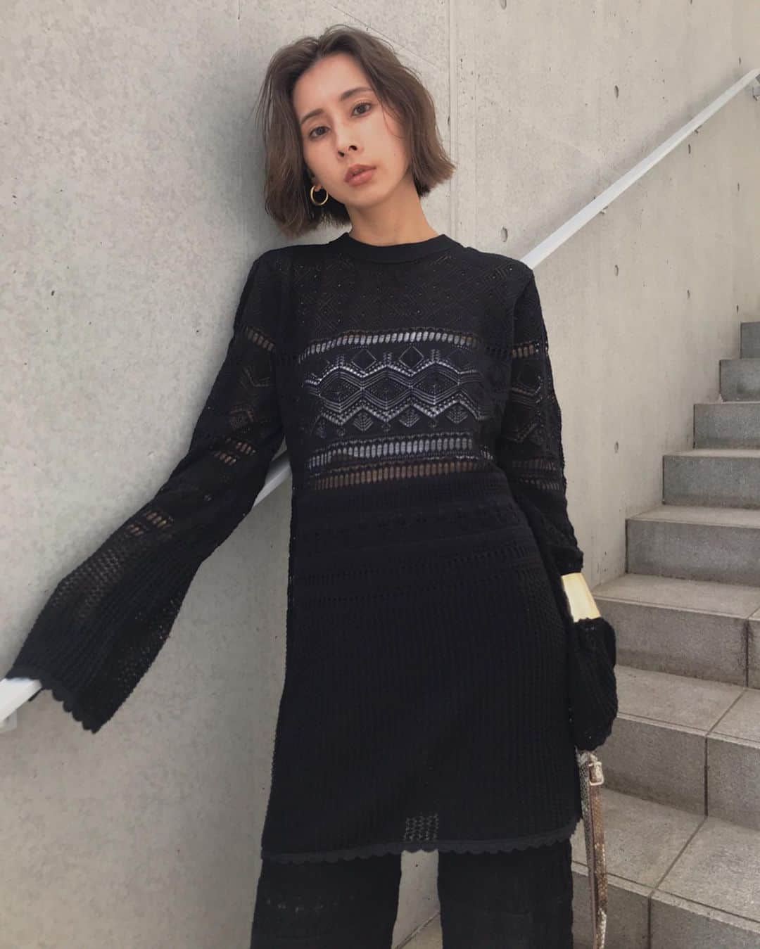 黒石奈央子さんのインスタグラム写真 - (黒石奈央子Instagram)「あめりふく。 . LACY FUSUMA KNIT TOP ¥15700+tax 8/9 LACY FUSUMA KNIT PT ¥16600+tax 8/9 バッグ  AW . . クロシェセットアップのブラック。 定番カラーなのでまずはブラックから❤️中にはブラトップを、インしてます！  @ameri_shinjuku @amerivintage @ameri_daikanyama @ameri.shinsaibashi #ameri#amerivintage #fashion #coordinate#ootd#outfit#osanposnap #705_outfit #大人ファッション #大人コーディネート #大人スタイル #modestyle #modefashion#modecasual」8月7日 18時21分 - blackstone705