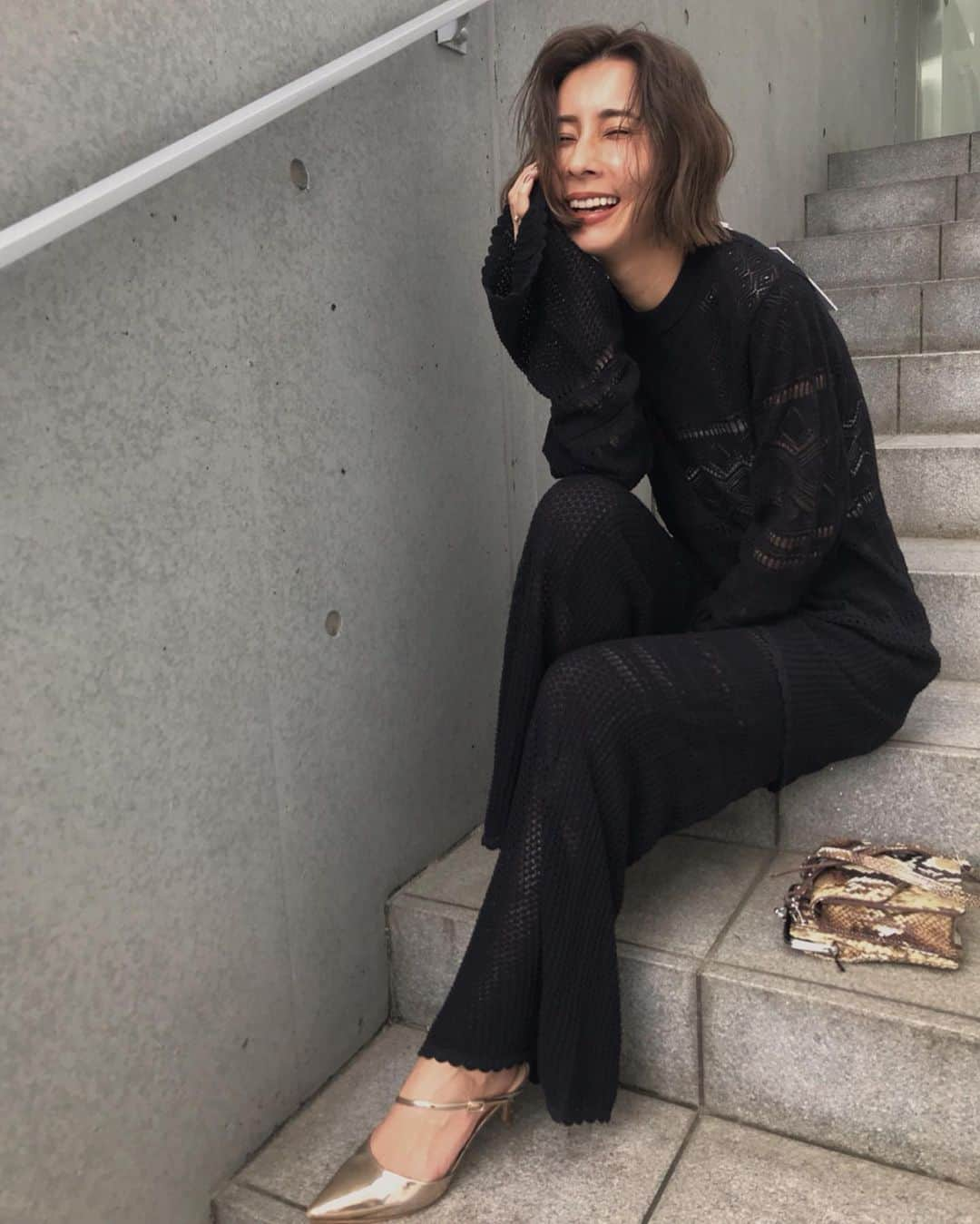 黒石奈央子さんのインスタグラム写真 - (黒石奈央子Instagram)「あめりふく。 . LACY FUSUMA KNIT TOP ¥15700+tax 8/9 LACY FUSUMA KNIT PT ¥16600+tax 8/9 バッグ  AW . . クロシェセットアップのブラック。 定番カラーなのでまずはブラックから❤️中にはブラトップを、インしてます！  @ameri_shinjuku @amerivintage @ameri_daikanyama @ameri.shinsaibashi #ameri#amerivintage #fashion #coordinate#ootd#outfit#osanposnap #705_outfit #大人ファッション #大人コーディネート #大人スタイル #modestyle #modefashion#modecasual」8月7日 18時21分 - blackstone705