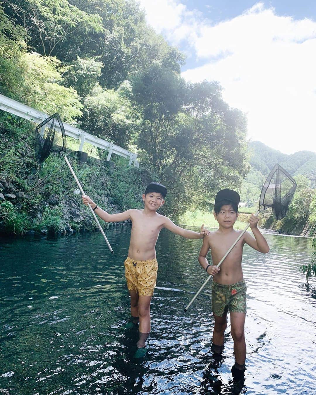 misatoさんのインスタグラム写真 - (misatoInstagram)「♡︎ʾʾ 涼しいから隙あらば“川”‼︎🏞✨ . 透明感もあって いい感じの深さもあってお気に入りの場所☺︎ . 大はしゃぎの 息子たちがカニやお魚を獲っているのを 座って見るのが好き☺︎♡笑 (たまに川にも入るw) . ちなみに カニが獲れても息子たちは触れないので 私がカゴに入れる係😂 ガールスカウト出身は虫や生き物に強いよ💪😂 . . . #丸顔の休日#夏休み#丸顔親子 #丸顔しぞーか#川遊び#川#ヤマメ#蟹#蟹採り#小学生#キッズ水着 #swimwear#summer#ootd#zarakids#zaraboys#兄弟リンクコーデ #兄弟#静岡#オクシズ#ママコーデ#アラフォーママ」8月7日 18時21分 - leialoha319