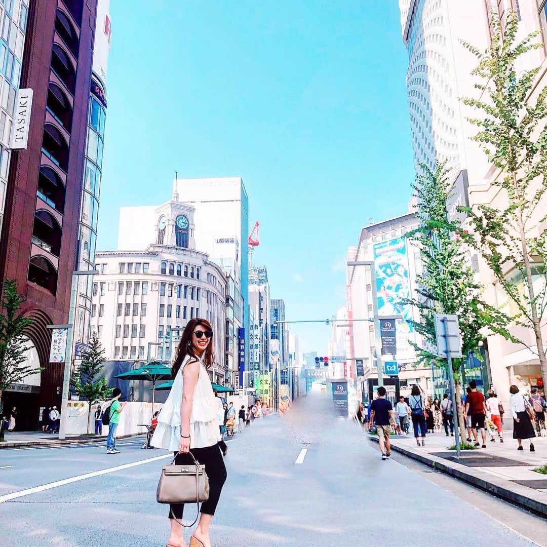 三浦マキさんのインスタグラム写真 - (三浦マキInstagram)「Take a stroll through Ginza city on a sunny Sunday afternoon.  よく晴れた日曜の午後は、ホコ天になっている銀座へ。 * #銀座蔦屋書店 で日本文化の歴史を感じ、買い物をしてのんびりと#toribacoffee でコーヒーを飲んで、最後は  @hyattcentricginza の #namiki667 でアンバサダーのみんなと早めのディナー🍷 * 一本裏道を行けば全く違う表情を見せてくれ、情景と歴史の奥深さが素晴らしい街。 銀座を、もっと知りたくなりました✨ * * Tops: #birthdaybashshop  Pants:#Zara Bag: #hermes * * * * * #ginza#hyattcentricginza#hyatt #tokyo#ginzatsutayabooks #coffee#cafe#coffeeshop #books#東京#銀座#銀座ホコ天#ハイアットセントリック銀座 #蔦屋書店 #トリバコーヒー #pr」8月7日 18時22分 - makimiura__la
