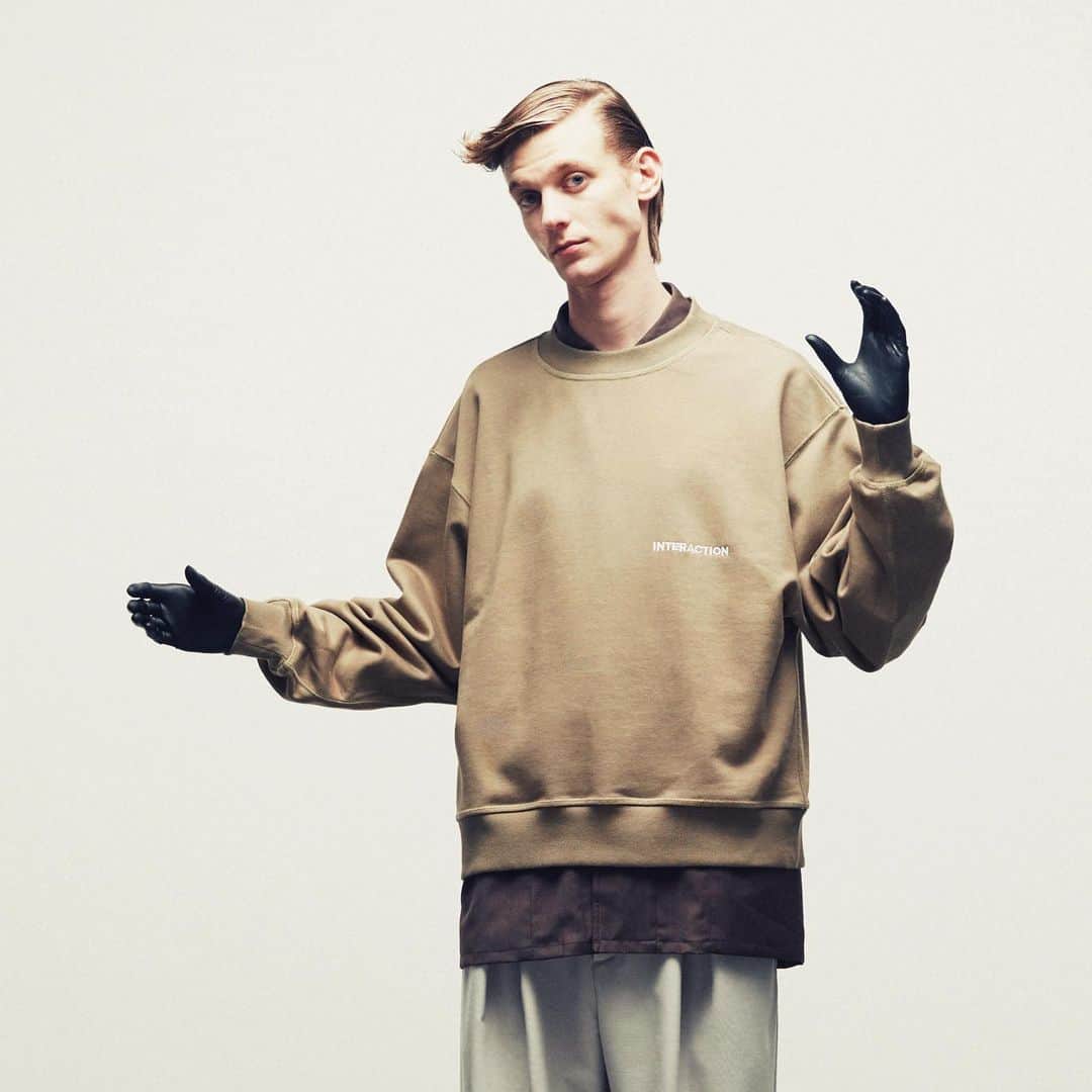 ウィザードのインスタグラム：「WIZZARD 2019 FALL WINTER COLLECTION “INTERACTION"  EMBROIDERY SHORT SWEAT  IN STOCK  https://wizzard.stores.jp/  シルケットを程よく施し、ハリ感と光沢をもたせた高級感ある裏毛を使用。 ショート丈のバルーンスリーブシルエット。  MATERIAL : 100% COTTON  #wizzard_fac #wizzard #fashion #tokyofashion #streetfashion #fashionphoto #streetwearbrand  #streetwearaddicted #19aw」