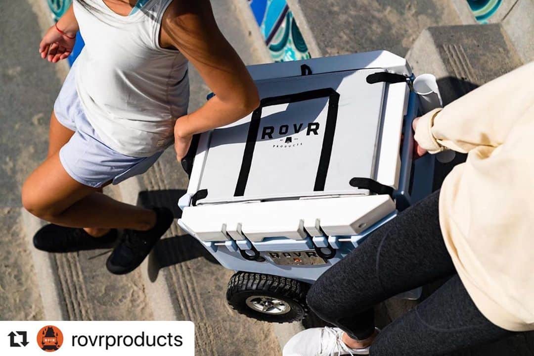 株式会社津田商会のインスタグラム：「ROVRクーラーなら階段もスイスイ👍 ・ #rovrcoolers #ローバークーラー #rovr #ローバー #キャンプ #キャンプ道具 #外遊び #キャンプギア #アウトドア #camp #クーラーボックス #camper #camping #ファミリーキャンプ #outdoor #キャンプ飯 #キャンピング #グランピング」