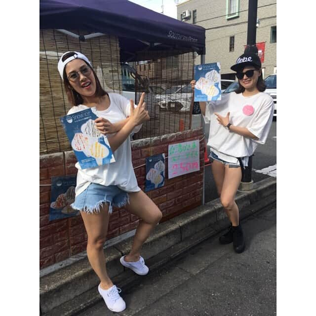 三島ゆかりさんのインスタグラム写真 - (三島ゆかりInstagram)「昨日は内田瑞穂ちゃんとカジュアルラフコーデにしました🧢🕶✨ 白Tシャツにデニムショーパンは合わせて、靴と帽子は白と黒でいい感じ💖😆 最後の写真はサングラスをかけてパリピ感出そうとしたけど、クラブとか無縁の世界だからなりきれてないかもだけどww💦 1個前の投稿と、服装で、すごいイメージ変わるよね🍎👍 どっちが好き？💓🤔 #三島ゆかり #ゆかりんご #内田瑞穂 #うっちー #スーパードーム #イメージガール #sdg #sunnydaygirls #来店 #私服 #白t #デニム #ショーパン #キャップ #サングラス #スニーカー #カジュアルコーデ #白と黒 #パリピ #よくわからんw #ガーリーコーデ #どっちが好き #ゆかりんごチャンネル #ゆかりんごgames #youtuber #followｍe」8月7日 18時41分 - apple340