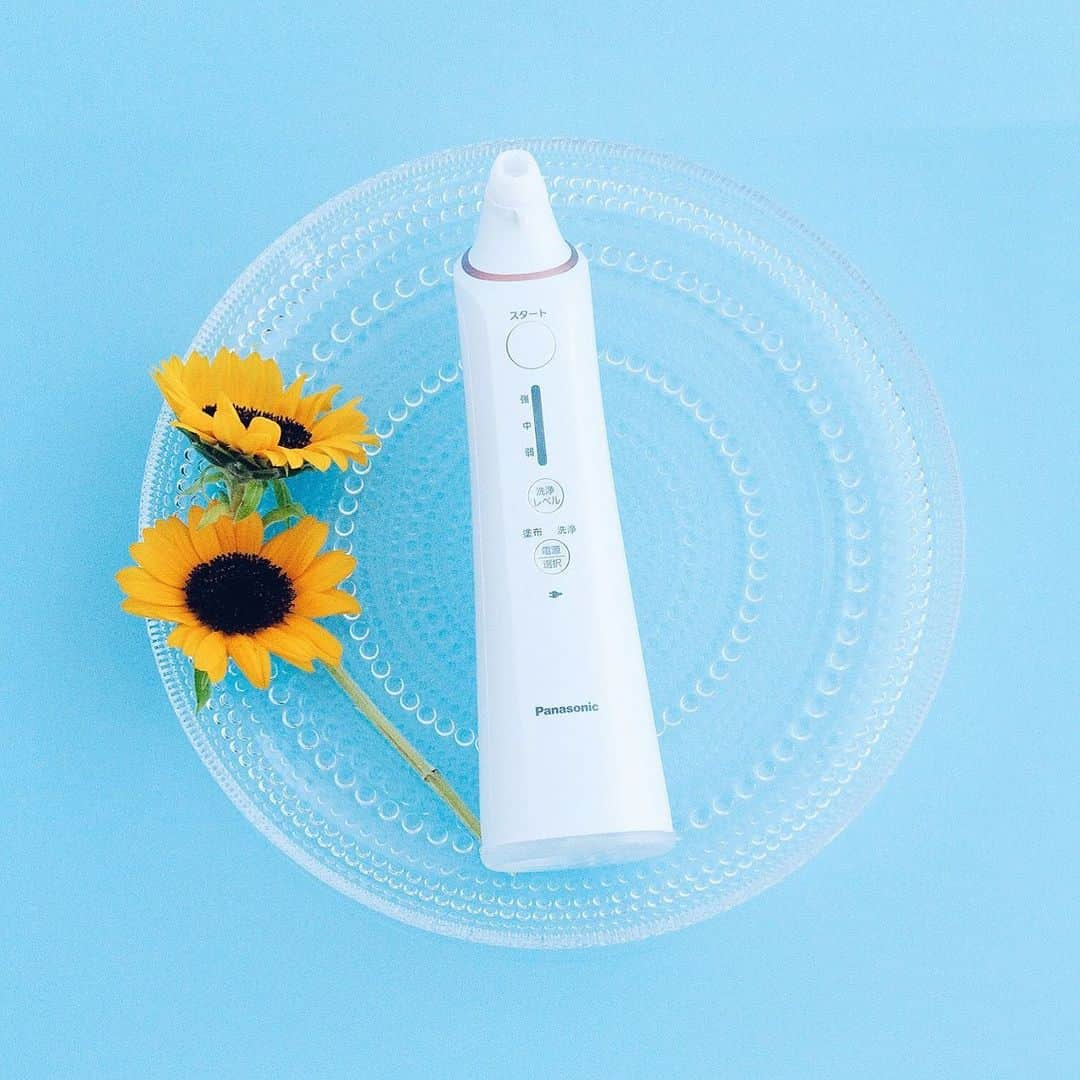 PanasonicBeautyさんのインスタグラム写真 - (PanasonicBeautyInstagram)「_ ＼🌻夏の毛穴ケア🌻／ ・ 汗をたくさんかくこの季節、 毛穴の汚れや皮脂が気になりませんか😦 ・ 「角栓クリア」なら 毛穴の目立ちにくいつるつる肌に💕 ・ 角栓を柔らかくしてから 独自の微細な高圧ジェット水流で お肌にはやさしく、角栓を一気に洗浄します。 ・ 夏もなめらかなお肌を目指しませんか🌞✨ ・ #PanasonicBeauty #パナソニックビューティ #Panasonic #パナソニック #美容 #美容家電 #毛穴ケア #角栓ケア #角栓クリア #おうちエステ #フェイスケア #セルフケア #毛穴レス #夏 #夏休み」8月7日 18時43分 - panasonic_beauty