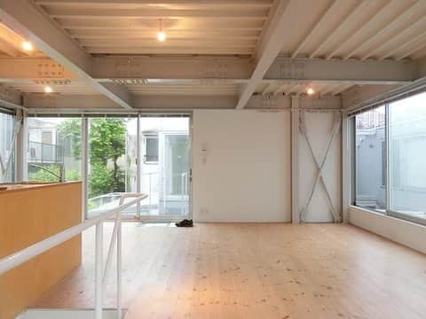 グッドルームさんのインスタグラム写真 - (グッドルームInstagram)「東京 #新井薬師寺  1LDK 55.96㎡ ⁠ ⁠・⁠ ▼リバーガーデンと白いカーテン⁠ ⁠ 緑豊かな雰囲気に包まれた「新井薬師寺」⁠ ⁠ ⁠グルメ・ファッション・インテリア・ビューティーなど、様々なお店が点在しています♪⁠ ⁠ ・⁠ ⁠⁠アプローチから部屋へとつづく曲線が美しいお部屋。⁠ ⁠ 床は無垢フローリング。天井は工業的なデザイン。⁠ この対比が良いな～♪⁠ ⁠ アプローチから伸びる曲面の白い壁。⁠ なんだかモダニズム建築のよう。⁠ ⁠ 窓からは中庭の木々が見え、毎日の疲れを癒してくれそう。⁠ ⁠ ・⁠ こちらの物件は実際に住めるお部屋です。詳細はストーリー、ハイライトにて！⁠ ・⁠ こだわりのお部屋探しは、@goodroom_jp から URLをチェック！⁣⁣⁣⁣⁣⁣⁣⁣⁣⠀⁣⠀﻿⁠ ・⠀﻿⁠ ※最新のお家賃につきましては、リンク先物件ページからご確認ください。⁠ ・⁠ ⁣⁣⁣⁣⁣⁣⁣⁣⁣#goodroom#interiordesign#decoration#myhome⠀ #homedesign#interiordecor #urbanlife #apartment #tokyo #東京 #生活 #リノベーション #シンプルな暮らし#シンプルライフ #日々の暮らし#引っ越し#暮らしを整える #開放感のある家 ＃一人暮らし部屋 #リビング #階段のある家 #ロフトのある家 #二人暮し #ファミリー暮らし #賃貸⁠ #土間のある家 #照明＃ホワイトインテリア＃ひとり暮らし」8月7日 18時45分 - goodroom_jp