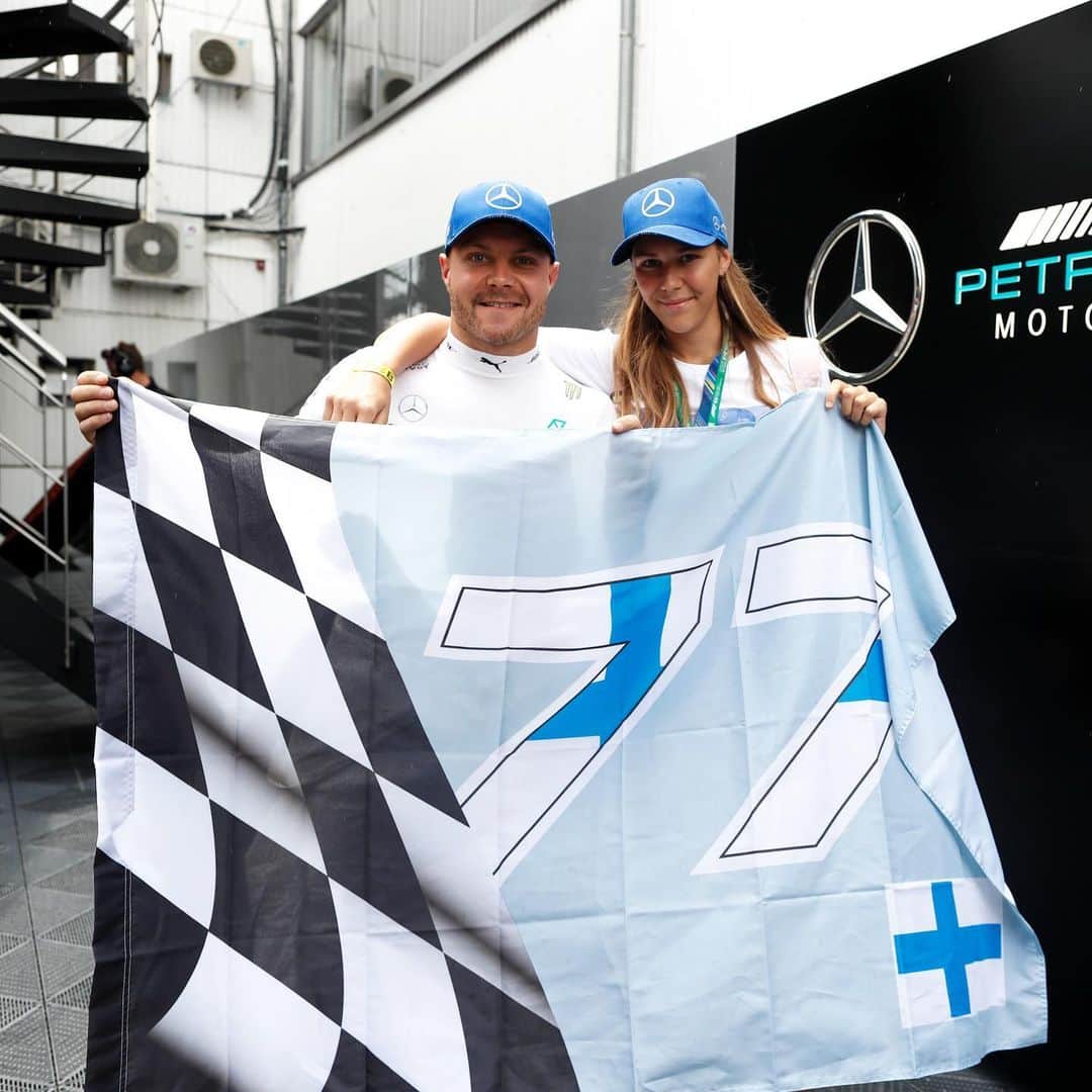 MERCEDES AMG PETRONASさんのインスタグラム写真 - (MERCEDES AMG PETRONASInstagram)「Mega support from #TeamVB this weekend 💙💪 You guys know this Finn doesn’t give up! @valtteribottas • #MercedesAMGF1 #Mercedes #AMG #F1 #VB77 #HungarianGP #PETRONASmotorsports #DrivenByEachOther #Sisu」8月7日 18時48分 - mercedesamgf1