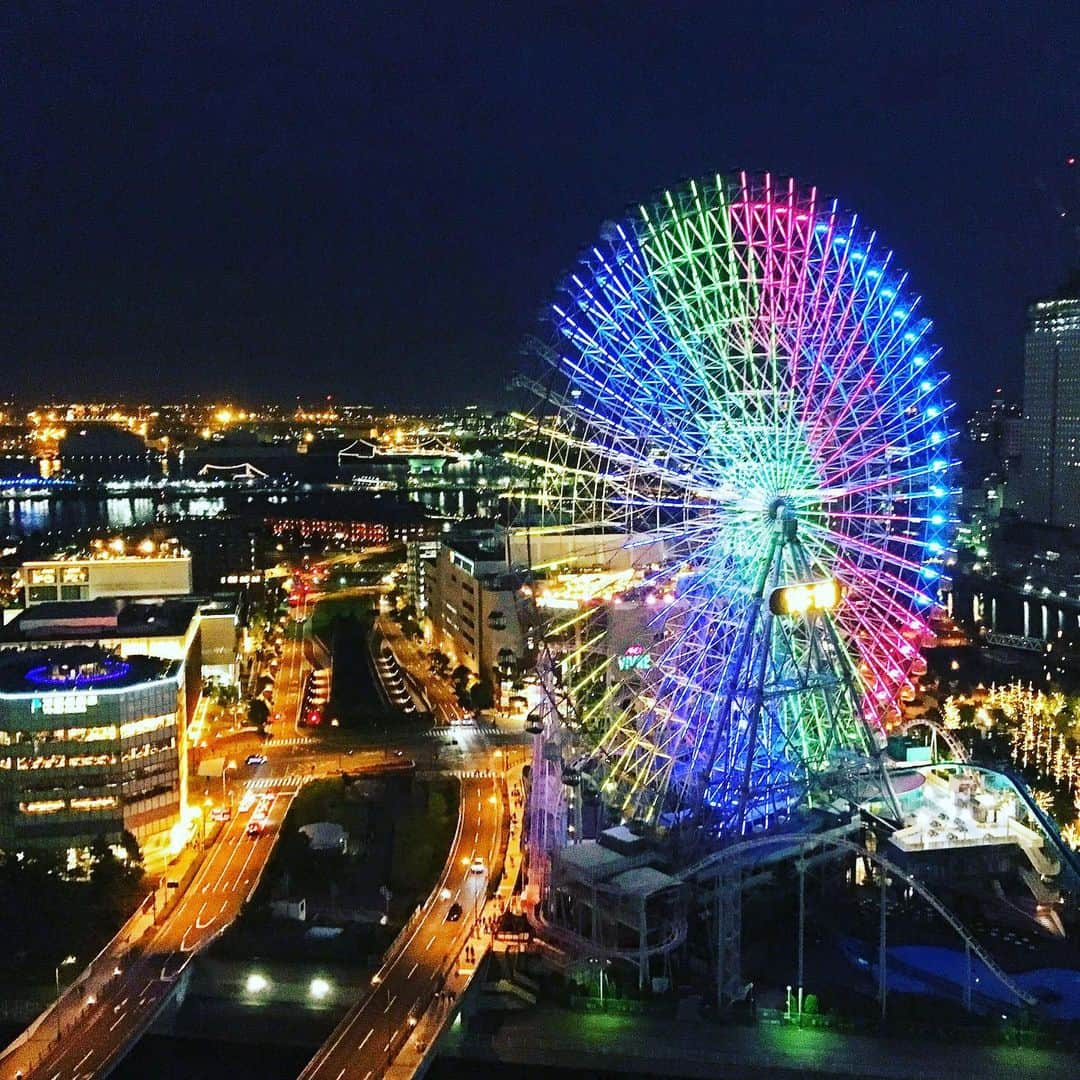 横浜ベイホテル東急［公式］さんのインスタグラム写真 - (横浜ベイホテル東急［公式］Instagram)「/ 本日8月7日、横浜ベイホテル東急は開業22周年を迎えました。大観覧車を目の前に臨むこの地で、多くの皆様をお迎えすることができたのも、皆様からのご支援によるものと心より感謝申し上げます。 . これからも『都会の中のアーバンオアシス』として皆様におくつろぎいただけるホテルを目指してまいります。 . 引き続きご愛顧賜りますよう、何卒よろしくお願い申し上げます。 . . #開業22周年 #ありがとうございます  #バルコニーからの眺め  #感謝 #夜景 #観覧車  #横浜ベイホテル東急  #横浜 #ホテル #みなとみらい  #みなとみらい線フォト散歩  #にしまろ探検隊  #anniversary #nightview  #yokohamabayhoteltokyu  #yokohama #japan  #luxuryhotel #myyokohama」8月7日 18時49分 - yokohamabayhoteltokyu