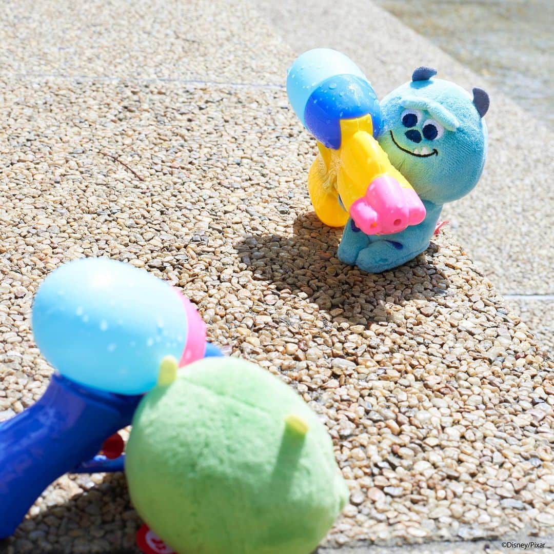 ちょっこりさん【公式】のインスタグラム：「#20190807 * サリーとマイクは元気に水遊び！ ほら、気を付けて！ * #ちょっこりさん #ディズニー#ディズニーグッズ #ぬい撮り#ぬいぐるみ #chokkorisan#disney #takaratomyarts #ぬいぐるみと撮り隊 #disney写真部 #ディズニーグッズ #ちょっこりさん好きな人とつながりたい」