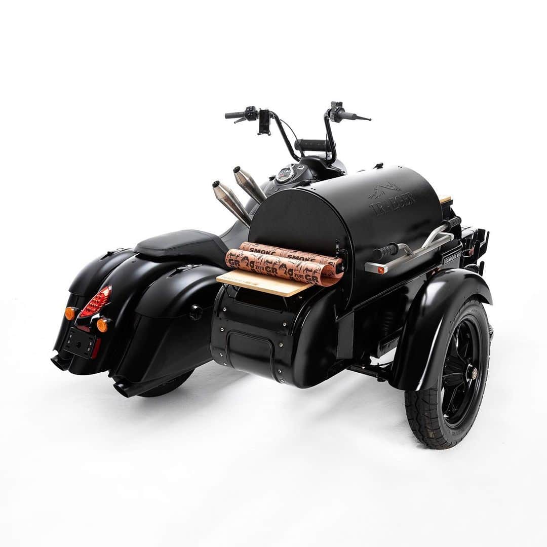 HYPEBEASTさんのインスタグラム写真 - (HYPEBEASTInstagram)「#hypeAF: @indianmotorcycle‘s Springfield Darkhorse has been fused with @traegergrills’ signature Ironwood BBQ Grill for a special one-off custom. Dreamt up by Thor Drake of @seeseemotorcycles, the vehicle features a fully-functional Ironwood 885 wood pellet grill where the sidecar typically is on a motorcycle. Swipe for a better look at it. ⁠⠀ Photo: Indian Motorcycle」8月7日 18時53分 - hypebeast