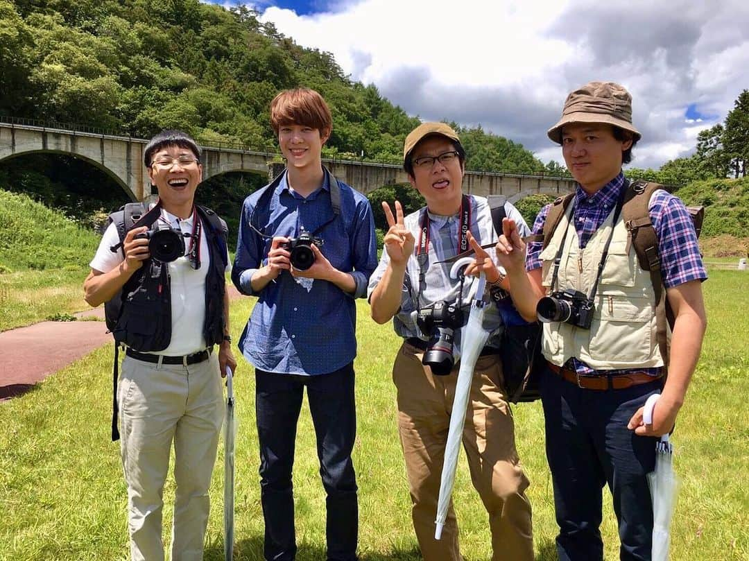 日本テレビ「偽装不倫」さんのインスタグラム写真 - (日本テレビ「偽装不倫」Instagram)「💍今夜放送‼️第5話💍‬﻿ ‪#SL銀河 撮影スポットに、‬﻿ ‪カメラマン伴野丈と撮り鉄トリオが降臨✨‬﻿ ‪皆さんすっかり意気投合したようで🎵‬﻿ ‪撮り鉄トリオから、“伴野氏〜”と呼ばれる丈にもご注目🤣‬﻿ ﻿ ‪#宮沢氷魚 ‬‪#ななめ45° #岡安章介 #土谷隼人 #下池輝明 #岩手ロケ #オフショット﻿ ‪#偽装不倫 #東村アキコ﻿ ‪#今夜10時 #日テレ‬﻿ #YLAB #LINEマンガ #文藝春秋﻿ ﻿ 【5話PR&あらすじ】﻿ https://www.ntv.co.jp/gisouhurin/story/」8月7日 18時55分 - gisou_ntv