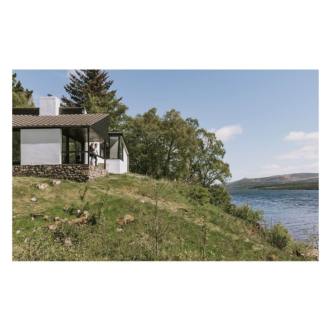 The Modern Houseさんのインスタグラム写真 - (The Modern HouseInstagram)「My Modern House: Seamus Shanks and Lucy Day reflect on how their modernist holiday home in the Scottish Highlands has improved their quality of life. Link in our bio to read the full feature.」8月7日 18時56分 - themodernhouse