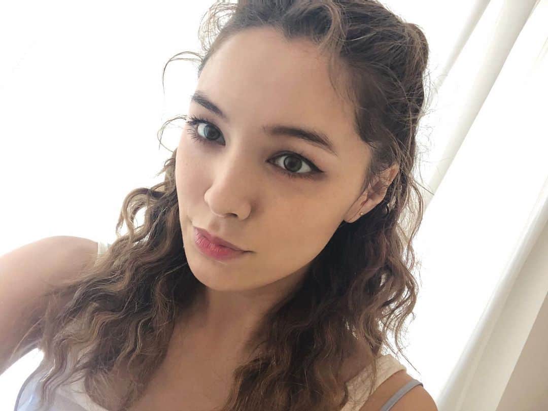 ステファニーさんのインスタグラム写真 - (ステファニーInstagram)「💗🌀 この前の編み込みヘアメイクは解いてそのままチリチリにアレンジしてくれました❤︎ メイクは普段しないバッチリアイライン❤︎ #love #hairstyle #makeup #hairmake #ヘアメイク #メイク #ヘアアレンジ」8月7日 18時56分 - steph_0928_