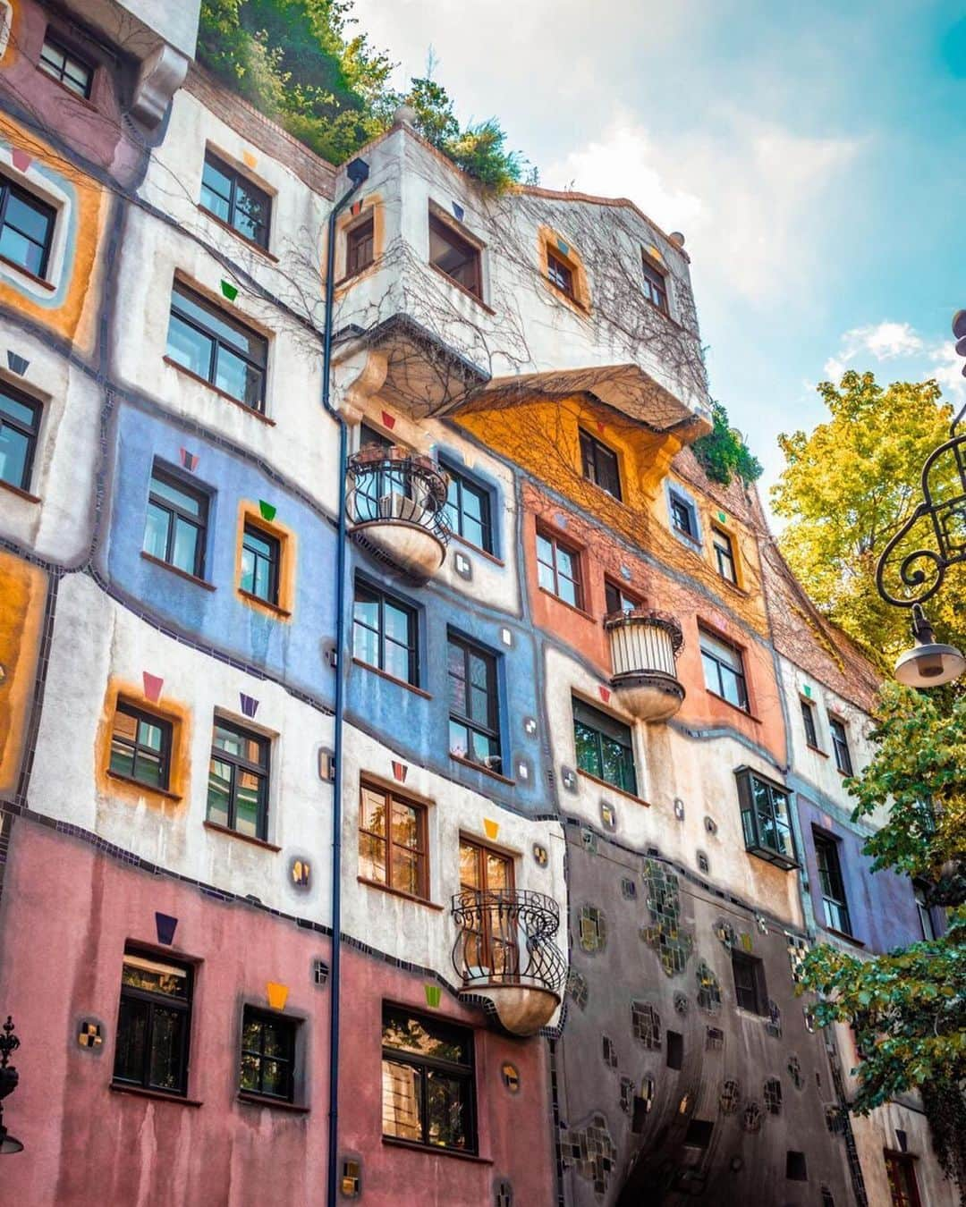 Wien | Viennaさんのインスタグラム写真 - (Wien | ViennaInstagram)「Hundertwasser definitely left his mark in Vienna. If you are interested in his creative works then we’d recommend you to visit the Hundertwasser House, the Hundertwasser Village, the KunstHaus Wien as well as the Spittelau Incineration Plant. What do you think of this architectural style? 🎨⛲️ by @borntraveller_1 #ViennaNow」8月7日 18時58分 - viennatouristboard