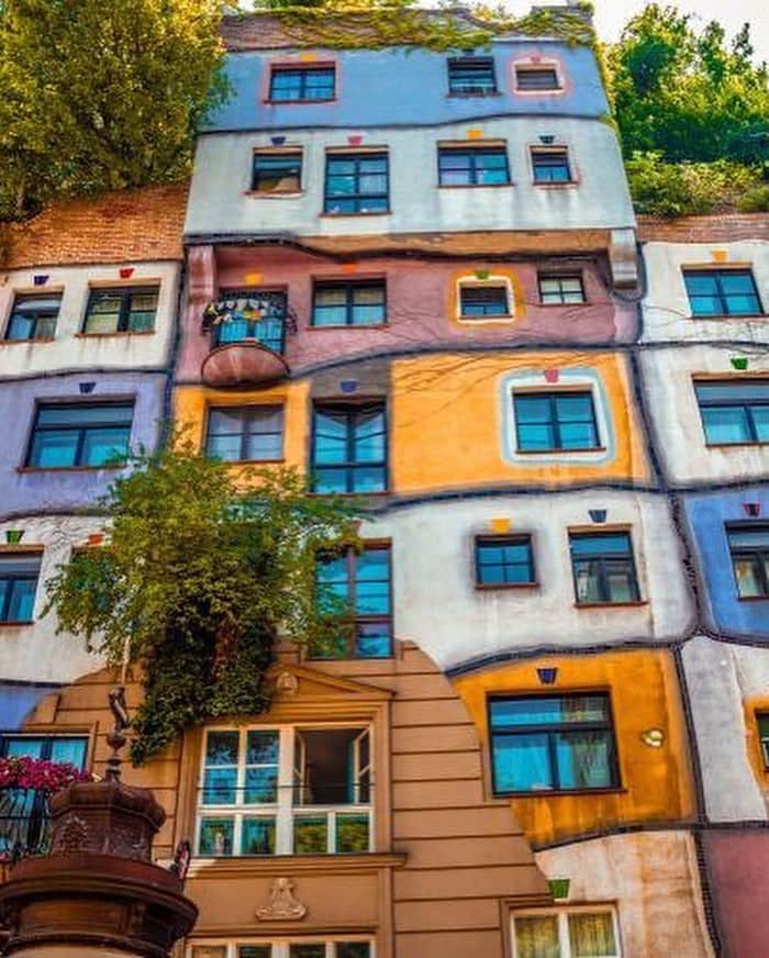 Wien | Viennaさんのインスタグラム写真 - (Wien | ViennaInstagram)「Hundertwasser definitely left his mark in Vienna. If you are interested in his creative works then we’d recommend you to visit the Hundertwasser House, the Hundertwasser Village, the KunstHaus Wien as well as the Spittelau Incineration Plant. What do you think of this architectural style? 🎨⛲️ by @borntraveller_1 #ViennaNow」8月7日 18時58分 - viennatouristboard