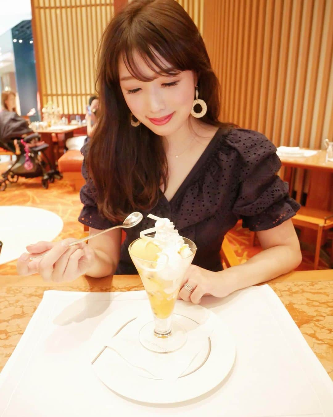 越馬千春さんのインスタグラム写真 - (越馬千春Instagram)「. . @thepeninsulatokyo  のマンゴーパフェ🥭💛 . 美味💛 #peninsula #peninsulahotel #ペニンシュラ東京 #ザロビー #thelobby #peninsulatokyo #tea #パフェ #parfait #🥭 #スイーツ#sweets #teatime #sweets #dessert #千春の趣味 #メゾンドサブレ #maisondesabre #iPhoneケース #iPhone」8月7日 19時02分 - chiharukoshiba