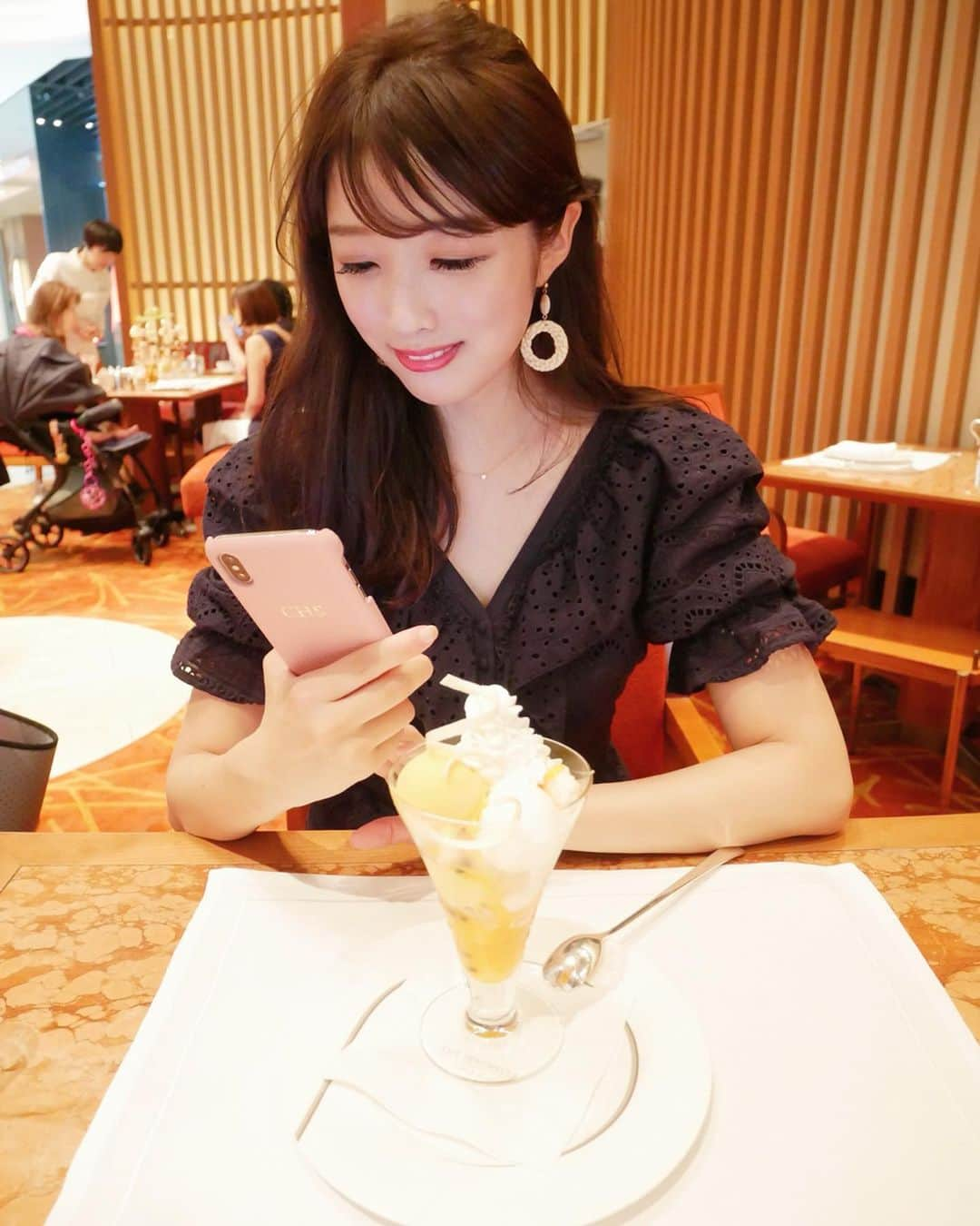 越馬千春さんのインスタグラム写真 - (越馬千春Instagram)「. . @thepeninsulatokyo  のマンゴーパフェ🥭💛 . 美味💛 #peninsula #peninsulahotel #ペニンシュラ東京 #ザロビー #thelobby #peninsulatokyo #tea #パフェ #parfait #🥭 #スイーツ#sweets #teatime #sweets #dessert #千春の趣味 #メゾンドサブレ #maisondesabre #iPhoneケース #iPhone」8月7日 19時02分 - chiharukoshiba