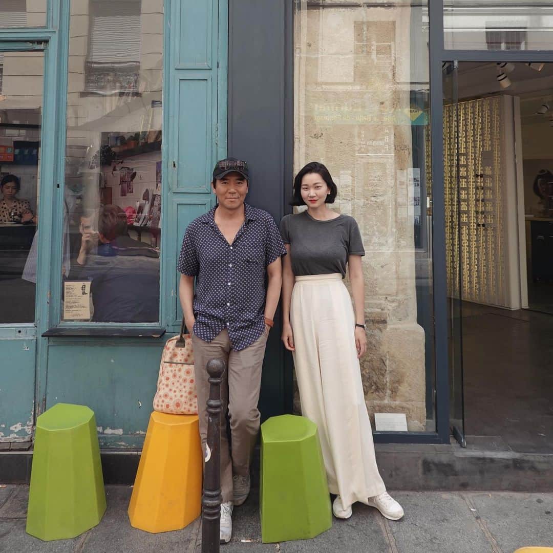チャン・ユンジュのインスタグラム：「파리에서 김지운 감독님과 함께.  이곳 파리에서 시작될 감독님의 새로운 작품 기대합니다. 🎬🌷❣️ _ #모델뺨치는감독님 #언제나꿈꾸는영혼」