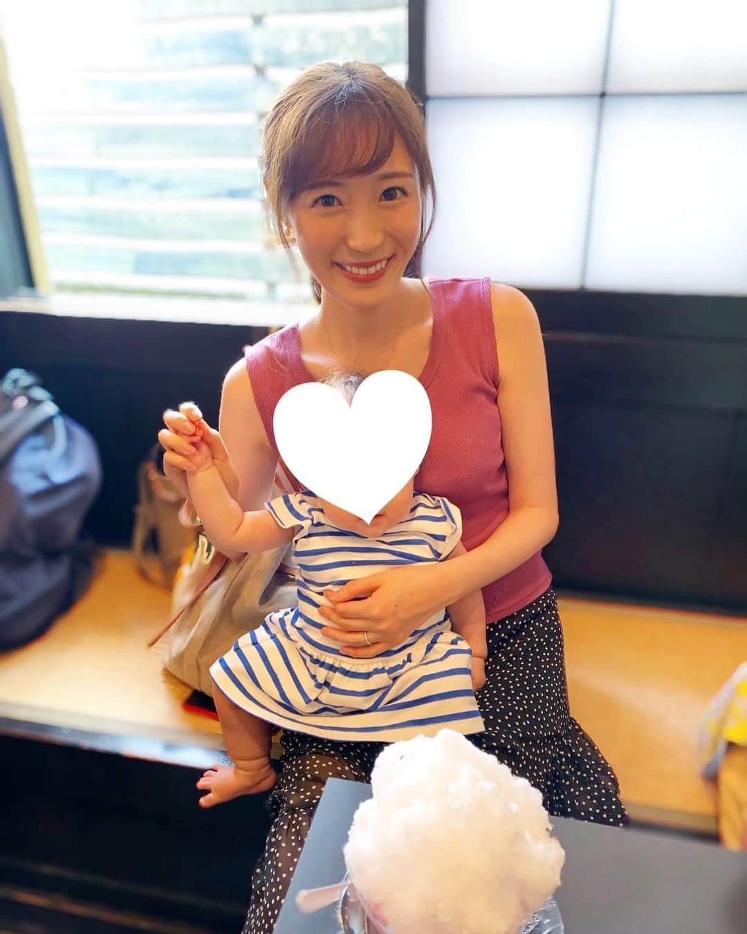 小林真由さんのインスタグラム写真 - (小林真由Instagram)「⋆﻿ ⋆﻿ ちもとのかき氷🍧﻿ 今年も夏が来たー！って感じ🥺﻿ ﻿ 最近なかなか寝不足で﻿ もっと寝たいな〜と思うこともあるけど﻿ 全国のママさん達も頑張ってる！と思えば﻿ 眠気も吹っ飛ぶのが不思議。﻿ (きっと蓄積してるだろうけど☁️)﻿ ﻿ これも今だけと思うと﻿ 懐かしく感じる日が来るから﻿ 感謝して頑張るしかない💪 皆さん頑張りましょう😊🍓﻿ ﻿ #軽井沢 #ちもと #かき氷 #カフェ #夏 #ファッション #コーデ #ママコーデ #ママライフ #コーディネート #夏服  #プチバトー #ベビー服 #生後8ヶ月 #ママライフ #女の子ベビー #育児 #coordinate #fashion﻿ #かき氷真っ白に見えていちごみるくが隠れてる #🍧」8月7日 19時05分 - mayukobayashii