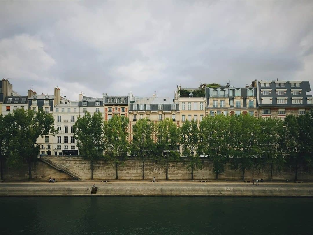 National Geographic Travelさんのインスタグラム写真 - (National Geographic TravelInstagram)「Photo by @mborowick | French homes sit along the famous Seine river in Paris. The river itself is 483 miles long and is quite an important commercial waterway. The name Seine comes from the Latin Sēquana, the Gallo-Roman goddess of the river. #seine #Paris #france #explore #europe」8月7日 19時05分 - natgeotravel