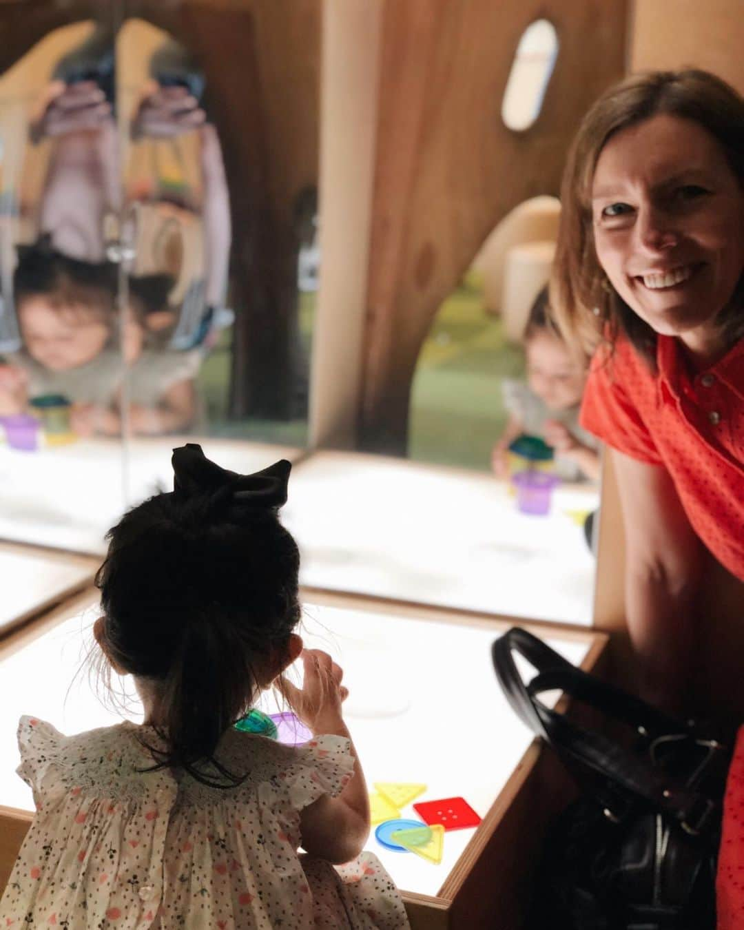 大橋菜央さんのインスタグラム写真 - (大橋菜央Instagram)「Explored Portland children’s museum🎨 . . . ポートランドにあるキッズ向けの施設、ポートランドチルドレンズミュージアムへ . 日本でいうASOBono!のような体験型施設🙌✨ . ちょっとした職業体験のようなスペースがあったり、スーパーのお買い物が体験できたり 一番気に入ってたのは光で透けるブロックや棒😻❣️ . 2歳以上で参加できるワークショップやサマーキャンプもあるみたいで冒険したりものづくりしたり楽しそう✨ . . . #portlandchildrensmuseum #weekendtrip #生後17ヶ月 #1歳5ヶ月 #portland #portlandtrip #たれ眉 #たれ目 #miababyliving #miababyliving_word #naoliving_portland」8月7日 10時12分 - naoliving