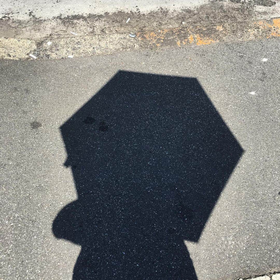 森田繁のインスタグラム：「Amazonで購入したメンズ日傘をお供に、バスで実家へ。 1000円そこそこの商品だがすばらしい遮光性と、帽子など比べ物にならない快適さ。これはもう手放せない。」
