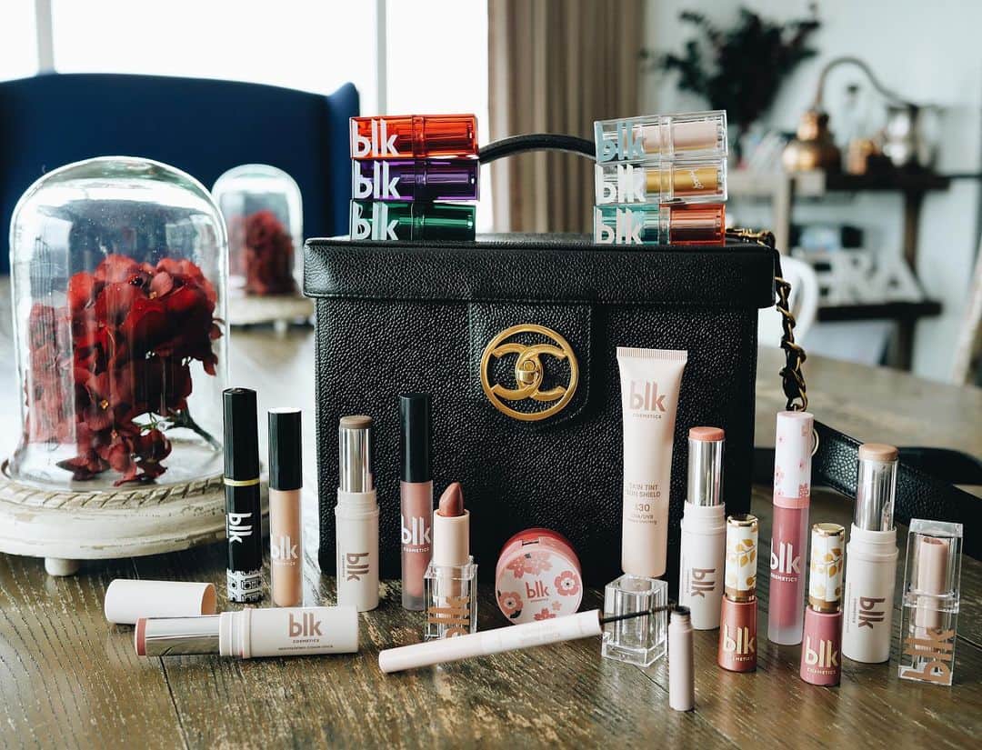 アン・カーティスのインスタグラム：「In my vanity case rn 💘  Love Love Looooove all of our collections. What’s your fave? @blkcosmeticsph #blkcosmetics #blkkbeauty #blkuniversal #blktothe90s #blkuncomplicatedbeauty」