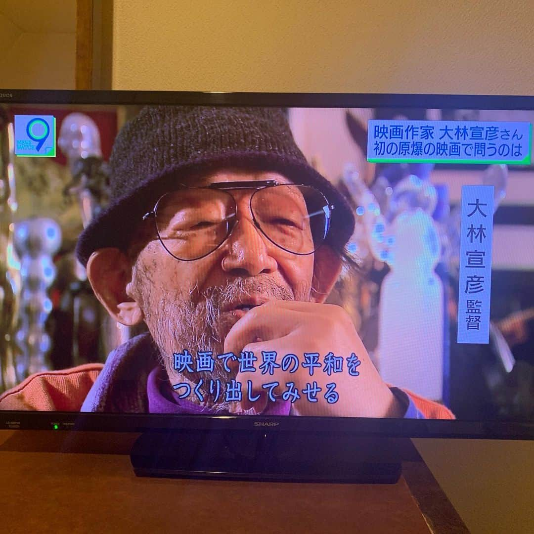 石田ひかりさんのインスタグラム写真 - (石田ひかりInstagram)「18歳のわたしを 映画の世界に導いてくださった大恩人 大林宣彦監督☺️ 大病をされても 世界の平和を心から祈り 決して万全とは言えないご体調のなかでも 命がけで平和の尊さを伝えてくださっています 監督‼️素晴らしいです‼️ 素晴らしい人生です👏🏻👏🏻👏🏻👏🏻👏🏻‼️ 監督の渾身の力がこもったメッセージ 皆さんどうか読んでください そして深く心に刻んでください 戦争なんて絶対にしてはいけない 平和、人の命より、大切なものはないのですから‼️ #監督からのメッセージ #大林宣彦監督 #ふたり」8月7日 10時20分 - hikaringo0525