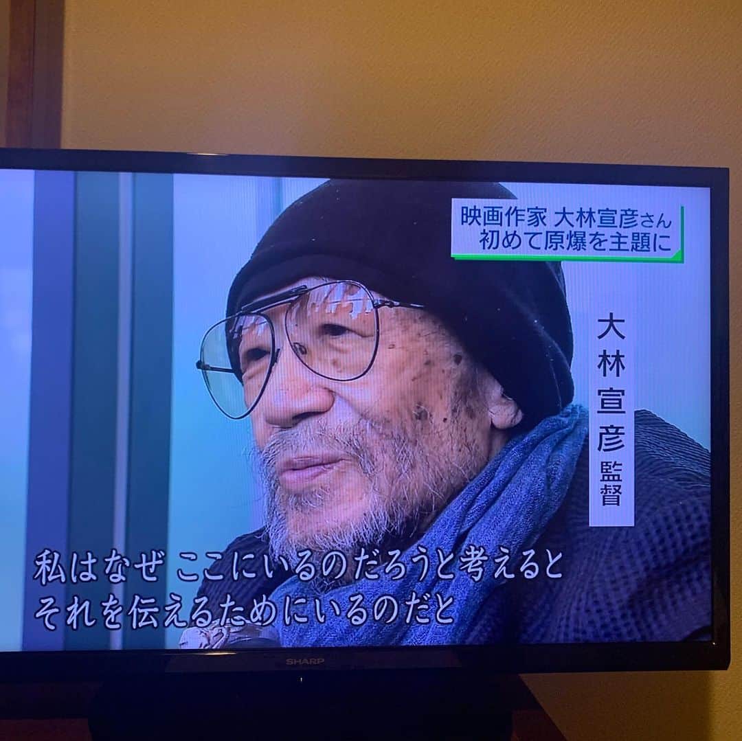 のインスタグラム：「18歳のわたしを 映画の世界に導いてくださった大恩人 大林宣彦監督☺️ 大病をされても 世界の平和を心から祈り 決して万全とは言えないご体調のなかでも 命がけで平和の尊さを伝えてくださっています 監督‼️素晴らしいです‼️ 素晴らしい人生です👏🏻👏🏻👏🏻👏🏻👏🏻‼️ 監督の渾身の力がこもったメッセージ 皆さんどうか読んでください そして深く心に刻んでください 戦争なんて絶対にしてはいけない 平和、人の命より、大切なものはないのですから‼️ #監督からのメッセージ #大林宣彦監督 #ふたり」