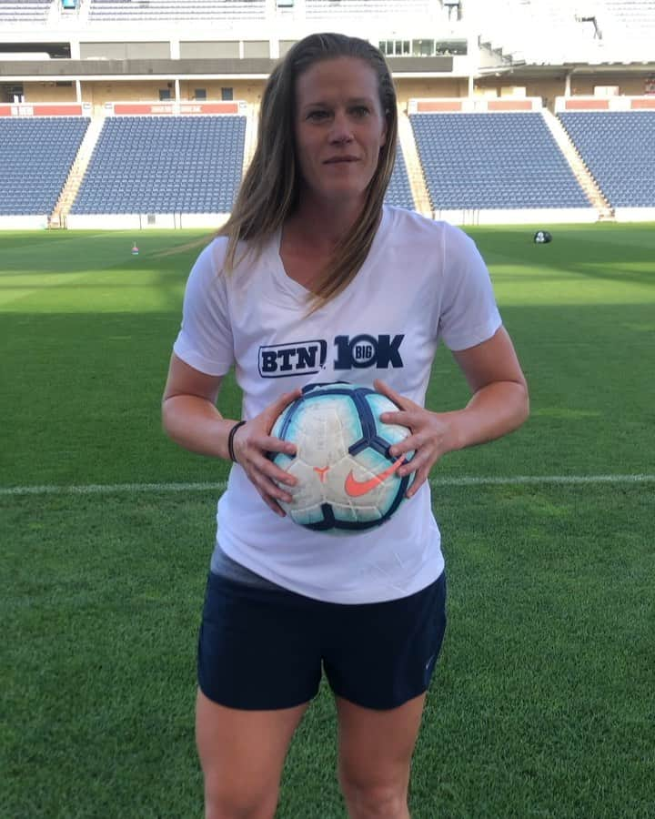 アリッサ・ナアーのインスタグラム：「I had to say it … Goalkeepers can run too! ¯\_(ツ)_/¯ Excited to be in Chicago this Sunday with my teammate @carlilloyd for the BTN Big 10K.  Come say hello at Grant Park and register to run the 10K or 5K race: http://haku.ly/btnbig10k2019 #ad」