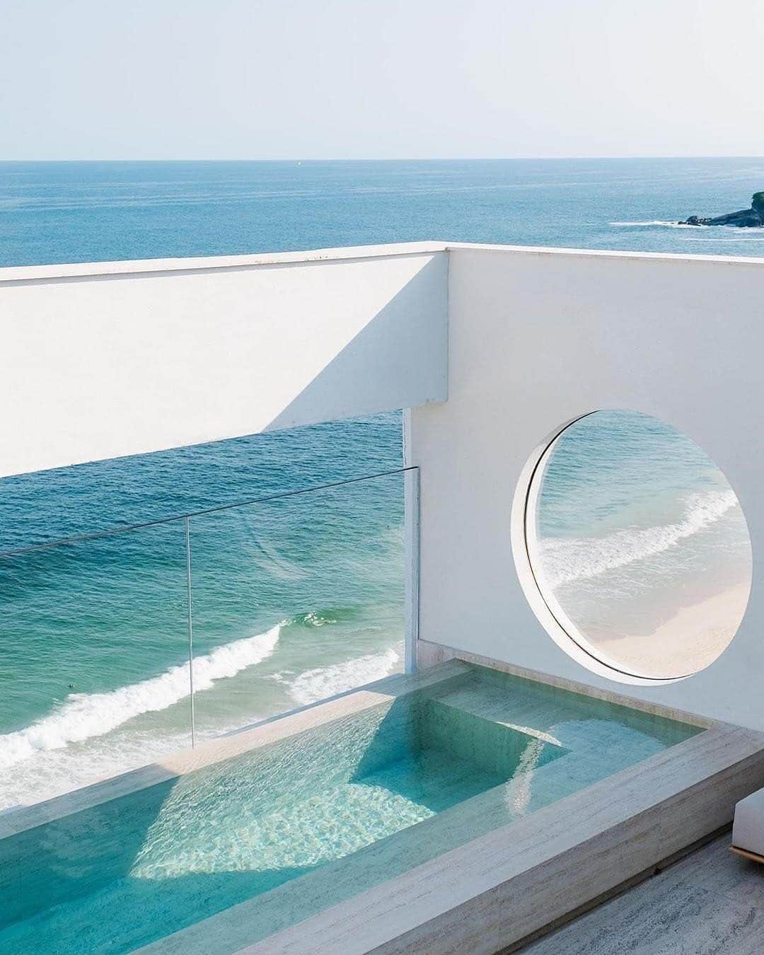 Design Milkさんのインスタグラム写真 - (Design MilkInstagram)「Over on @designmilktravels we’re loving this modern #infinitypool at the @janeirohotel in #RioDeJaneiro. 💦 photo by @viatolila, designed by @siqueira_azularquitetura」8月7日 10時36分 - designmilk