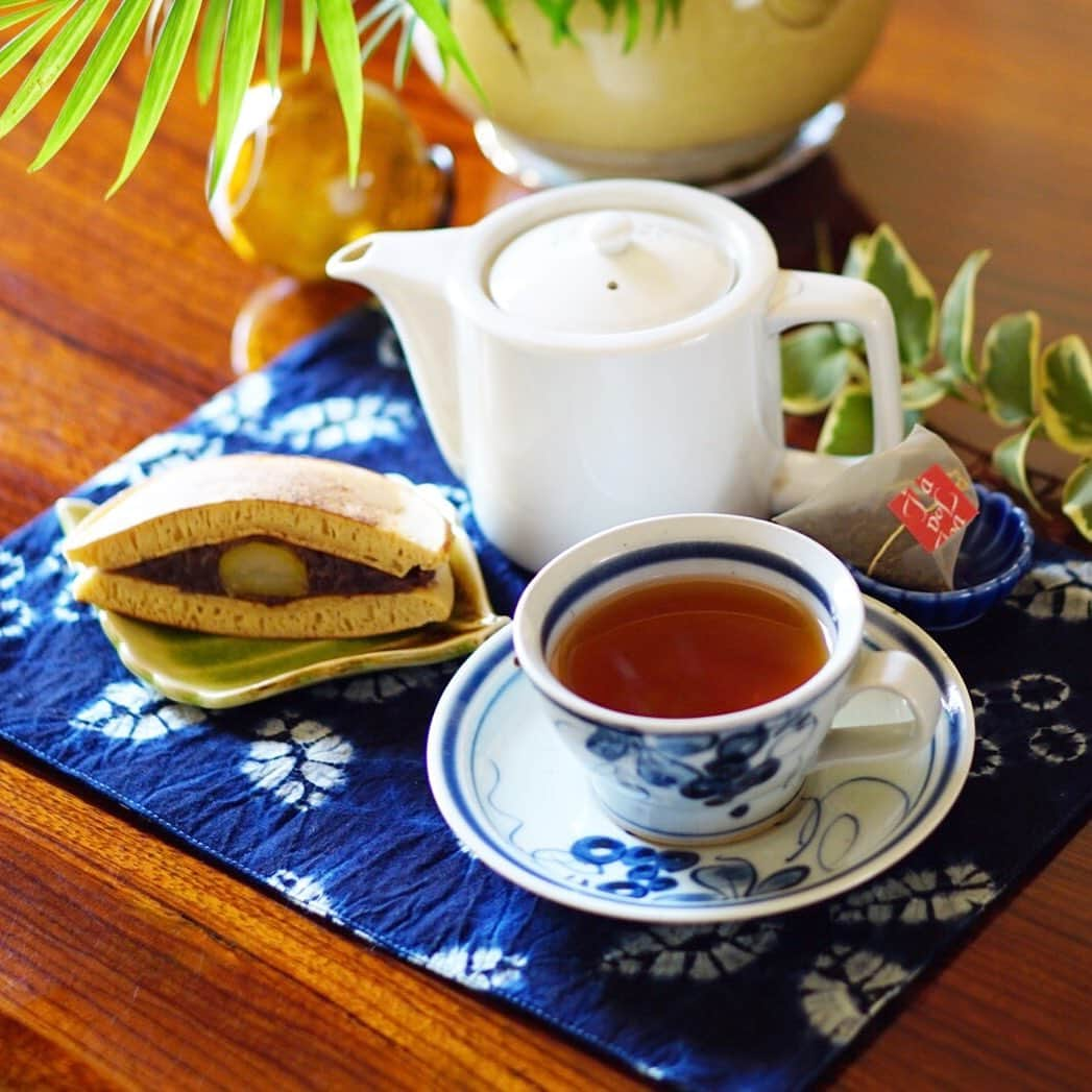 amiさんのインスタグラム写真 - (amiInstagram)「． I made handmade dorayaki ． おやつの時間に手作りの 栗どら焼きを作ってみました❤️ ． どら焼きにはやっぱりお茶🍵 静岡県で生まれ育ったので お茶が大好き💕 ． 今回合わせたのは @mikasaen_official さんの和紅茶を🍵深みがあって和にも 洋にも合いそうなお味🥺🙏 ． ． ご馳走さまでした🙏 ． ． #掛川茶生活 #美笠園産地直送センター#和紅茶#おうちカフェ#和スイーツ#手作りスイーツ#カフェタイム#栗どら焼き#手作りどら焼き#スイーツタイム」8月7日 10時42分 - amikuma1219