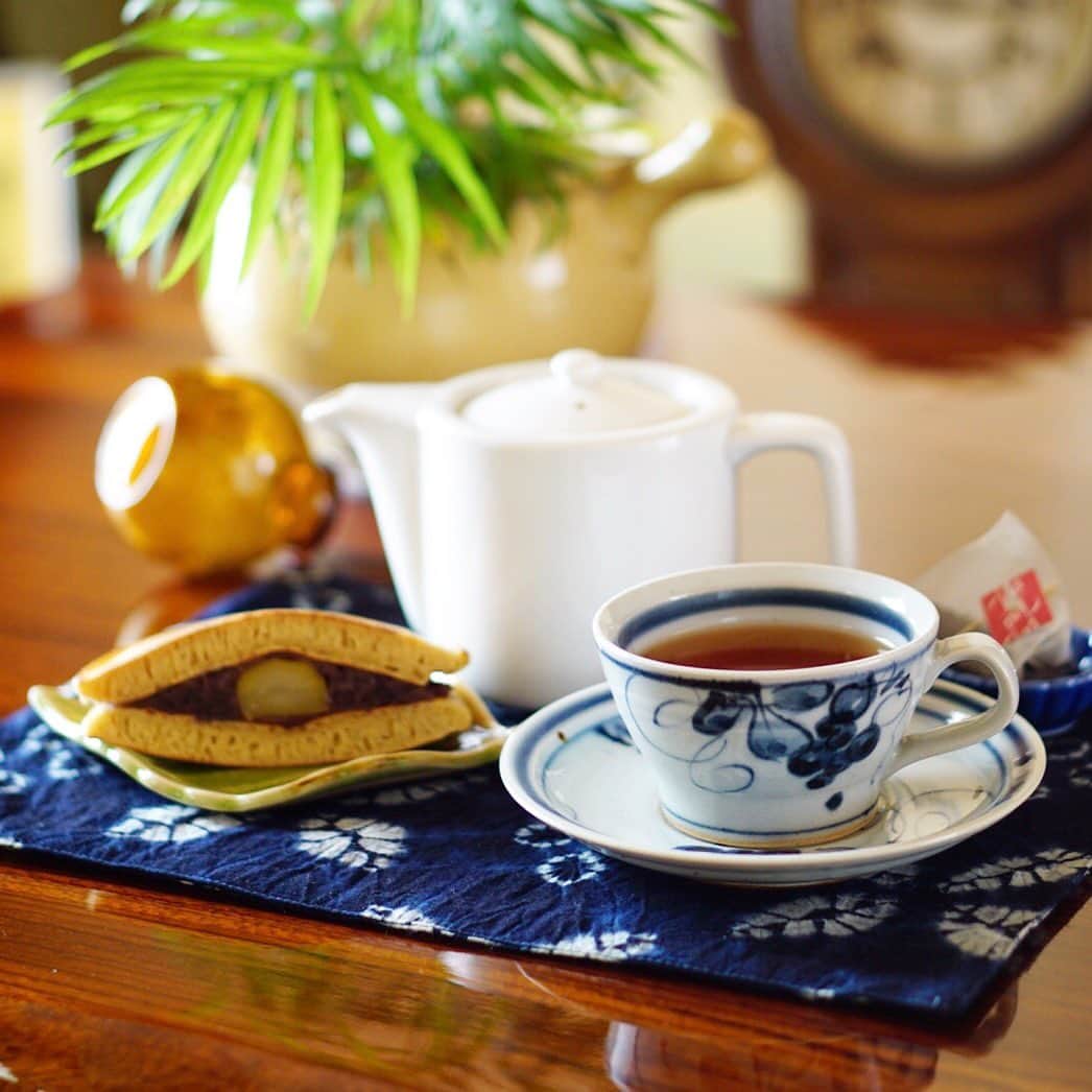 amiさんのインスタグラム写真 - (amiInstagram)「． I made handmade dorayaki ． おやつの時間に手作りの 栗どら焼きを作ってみました❤️ ． どら焼きにはやっぱりお茶🍵 静岡県で生まれ育ったので お茶が大好き💕 ． 今回合わせたのは @mikasaen_official さんの和紅茶を🍵深みがあって和にも 洋にも合いそうなお味🥺🙏 ． ． ご馳走さまでした🙏 ． ． #掛川茶生活 #美笠園産地直送センター#和紅茶#おうちカフェ#和スイーツ#手作りスイーツ#カフェタイム#栗どら焼き#手作りどら焼き#スイーツタイム」8月7日 10時42分 - amikuma1219