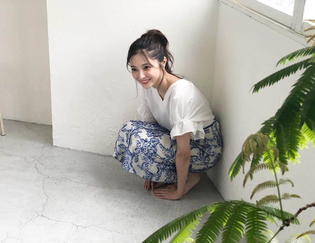 大石絵理のインスタグラム：「ちょこん。笑 雑誌 steady. 今日発売です💕 チェックしてね〜😘🍭」