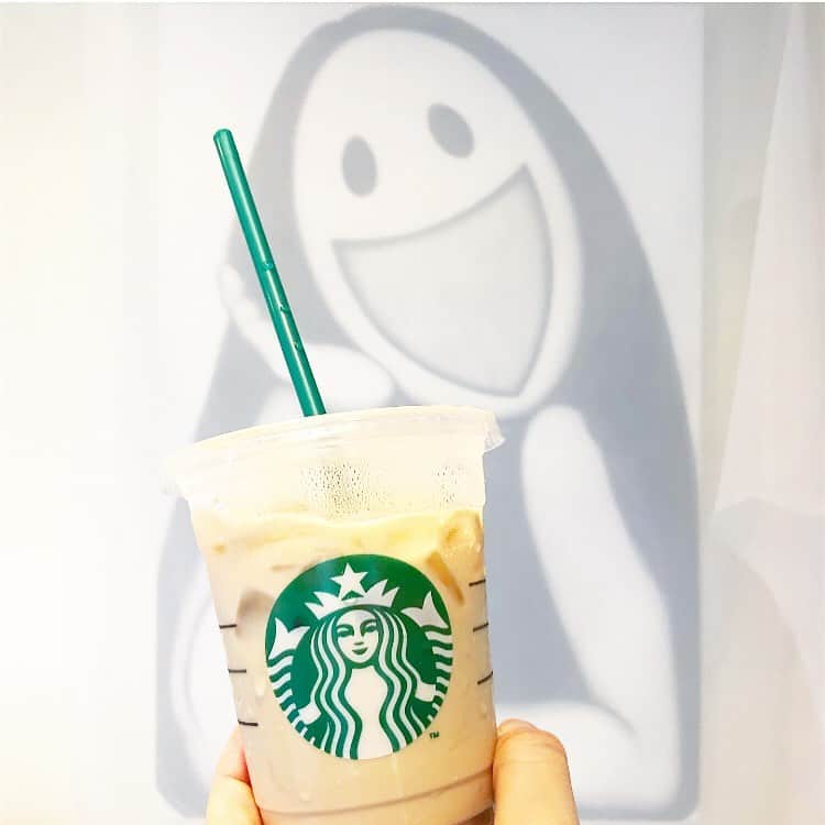 榊山敬代のインスタグラム：「🥤🚶‍♀️❄️… ・  きょうは朝から お散歩しながら アイスラテの巻  職場へと向かうすれ違うヒト キラキラと額に汗を光らせて  がんばって働くヒトの 夏のまぶしいひとコマ  今朝は新しい道順を歩いてみましたら お気に入りルートになってイイね気分  さて  近頃は個展の準備のとき  今回もチラシをつくったのですけれど 池上大坊本行寺の檀家さまをはじめに ウエマツ画材店と郷さくら美術館にて  設置配布中…  それからDMも 制作郵送予定と  いろいろ準備中… ・ ・ ・ ・ 🎐次回展示のお知らせ… ・  榊山敬代 日本画展 「浄」Kiyoshi 泥水に咲く蓮のように  会期：令和元年 9月21日(土)／22日(日)／23日(月・祝) 会場：池上大坊本行寺客殿１階　牡丹／桔梗之間  開館時間／午前10時から午後3時　 作家在廊時間／全日午後12時から15時 入場料／無料  アクセス／東京都大田区池上2-10-5（都営浅草線西馬込駅・東急池上線池上駅より、いずれも徒歩10分） http://www.hongyozi.or.jp/ ・ ・ ・  この度は 東京は池上大坊本行寺にて 蓮をモチーフに 福島県いわき市のお寺より ご依頼いただき制作しました作品をはじめ いわき市のお寺からインスピレーションを いただき 仏教の説法のひとコマであります 八正道をテーマにしました新作を お披露目させていただきます  三日間と短い会期ではございますが お彼岸の季節に 情緒あるお寺の景観の中で 日本画とこころ浄らかなひとときへ ご案内できればとおもいます  本行寺から本門寺へと続く境内では都心を忘れるような壮観な眺めもございます 展示の他にも見所豊かなお寺ですのでこの機会にゆっくりとご堪能ください  個展開催につきましてのこころざしや 新作に対しての姿勢などはブログなど 少しずつ更新していきたくおもいます  リーフレット掲載作品 八正道〈弐〉正しい心を灯して生きるとき 〈正命・正精進・正念・正定 図〉 制作 平成31年／絹本・彩色 ・ ・ ---------------------------------------- ・ ・ ・ ・ ・ ・ ・ #スタバ #Starbucks #ラテ #ice #アイスカフェラテ #caffe #気分転換#運動不足  #きょうのアトリエ  #日本画家 の #アトリエこんなもん #作品 #絵画 #日本画 #SAKAKiYAMATAKAYO  #アート #art #painting  #アートのある暮らし #Fancy #fairy #妖精#笑顔 #きょうのFancy #summer #猛暑 #夏休みの過ごし方」