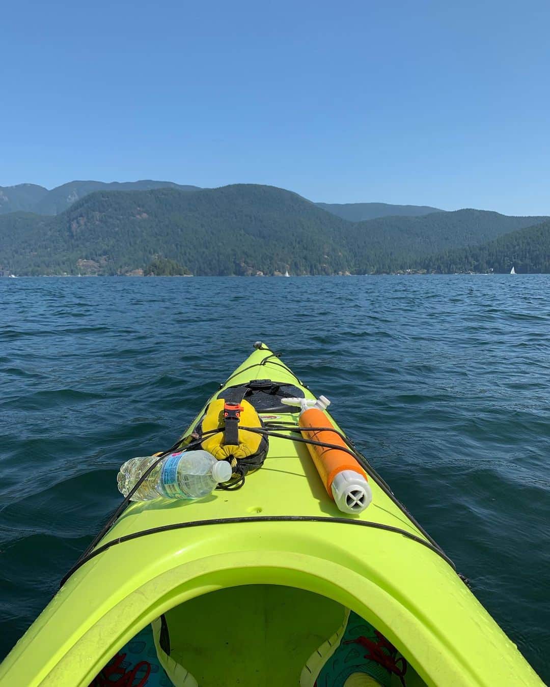住吉美紀さんのインスタグラム写真 - (住吉美紀Instagram)「今年の我が夏休みのテーマはスポーツにしました。アクティブな夏です。 まずは生まれて初めてのカヤック！ 北バンクーバーのディープコーブの海をsea kayakで3時間巡る探検ツアーに参加。水面が近く、景色も広大で、太陽と水しぶきの組合せが最高です。ツアーガイドのジェナさんの的確な指導のおかげで、コツを早めにつかみ、スースー進みます。地形や地域の歴史を聴いたり、岩に張り付いたヒトデを見たり、船でしな行けないお宅拝見などしながら、ディープコーブからインディアンアームの海を周ります。ひとり黙々と漕ぎながら、海の真ん中にぽつんと浮かぶ瞬間はめちゃめちゃ気持ちいい！これぞ人生。 あ〜、ヤバ〜イ、カヤック、ハマりそうです。  #アクティブ夏休み #summersport #カヤック #kayak #deepcove #deepcovekayak #vancouver」8月7日 10時55分 - miki_sumiyoshi