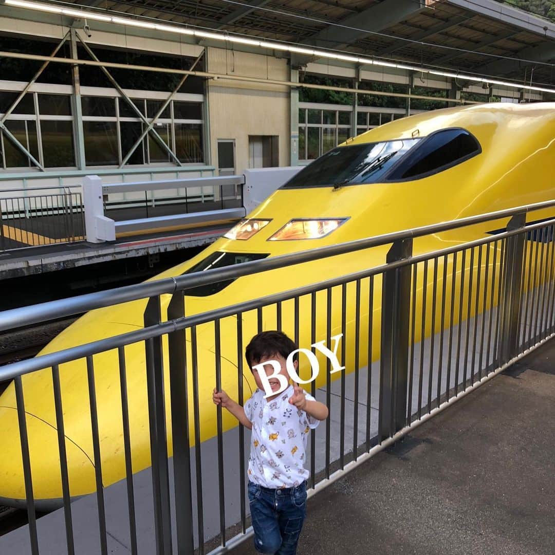 澤野井香里さんのインスタグラム写真 - (澤野井香里Instagram)「#小鉄 のSくん念願の見ると幸せになれると言われる#ドクターイエロー を見に新神戸駅へ(*^^*)✨﻿ ﻿ パパとSくんはホームから、私とMは外側から見ることができて、全く鉄道に興味のなかった私も初めて見るレアなドクターイエローには感激😂💕w﻿ ﻿ いつも本やDVD、おもちゃで遊ぶだけだったのでリアルな体験がとても楽しかったみたいで喜んでくれた😆👏﻿ ﻿ 帰ってからは図鑑を持ってきて『ドクターイエロー見たね😊 また見に行こうね✨』とキラキラした瞳で話してくれて＾＾﻿ ﻿ #こまち と#はやぶさ の連結もいつか目の前で見せてあげたいな╰(*´︶`*)╯﻿ ﻿ #ks_kobe✨ #ks_19✨  #ママ鉄 #鉄オタ #京都ママ #関西ママ #男の子ママ #女の子ママ #ママライフ #ママリ #コドモノ #ベビフル #赤ちゃんのいる生活 #6ヶ月 #3歳#S⭐️_ #M🍒_  #s⭐️m🍒」8月7日 11時05分 - kaori_sawanoi
