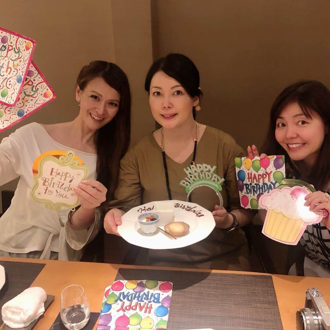 里井真由美さんのインスタグラム写真 - (里井真由美Instagram)「岡山で食べたスイーツたち♡洋菓子編 ・ ・ ●倉敷デニムストリートのソフトクリームとデニムスカッシュ →ソフトクリームはラムネとブルーベリー♪見た目より爽やかでおいしい♡スカッシュの黄色いのは桃シャーベットです🍑 ・ ・ ●桃ゴロゴロ プレミアムソフト →これも見た目より桃感強くておいしい🍑 ・ ・ ●白十字のワッフル  フェイスブックに「白十字のワッフルも食べてー♪」とコメント下さった方がいらして買ってみた。もふもふ生地とカスタード。ほろりと懐かしいような甘さがおいしい ・ ・ ●「荒手茶房」のお食事の後に頂いたミルキーなアイスと果物 →ちなみにここは、岡山城のふもとにあり、上皇様がお泊りになったお部屋でお食事させていただきました。感謝 ・ ・ ●中華「はすのみ」での薬膳デザート → 一緒に旅した かなえちゃん のお誕生日もお祝い♪ ・ ・ 和菓子編につづく😎✨✨✨ ・ ・ #岡山#岡山スイーツ#ありが糖運動 #お誕生日#ハピバ#はすのみ#もも#倉敷#倉敷デニムストリート #倉敷デニム#ソフトクリーム#倉敷デニムソフト #岡山女子旅#里井真由美#1級フードアナリスト里井真由美」8月7日 11時05分 - mayumi.satoi