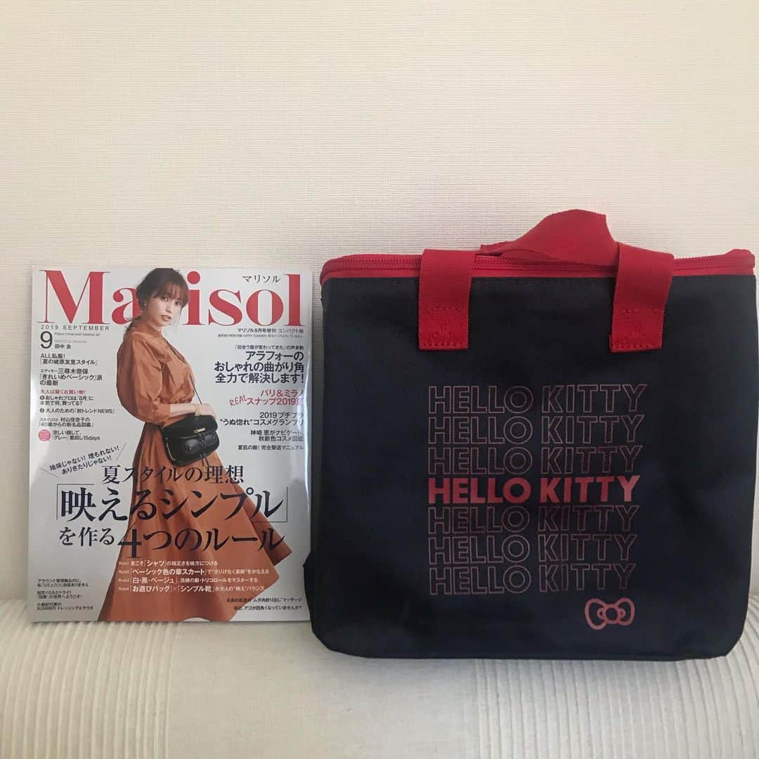 Marisolさんのインスタグラム写真 - (MarisolInstagram)「【Marisol 9月号　本日発売！】 今月の表紙はエビちゃん！特別付録にはエビちゃんも一緒にデザインを考えてもらった「ハローキティ×マリソル×蛯原友里」の保冷バッグが付いています（通常版のみ）。ファッション大特集はずばり『映えるシンプルを作る４つのルール』。ほか大人気のParis Milanoスナップや、エディター三尋木奈保さんのおしゃれスタイルなど、暑い真夏をおしゃれに過ごすヒントがたっぷり！　スタイリスト村山佳世子さんの『40歳からの新名品図鑑』も必見です。 ビューティは、神崎恵さんがナビゲートする『秋新色コスメ図鑑』をはじめ『プチプラコスメグランプリ』『本島彩帆里さんの絞り出しマッサージ』など盛りだくさん。また『劇場版おっさんずラブ』が話題の田中圭さんの愛にあふれるインタビューも！マリソル 9月号、書店で、コンビニで、ぜひお早めにチェックしてくださいね！ #蛯原友里 #marisol #マリソル #神崎恵#marisolmagazine #marisolonline #田中圭 # #おっさんずラブ #40代ファッション #40代美容 #マリソル9月号 #プチプラコスメ #雑誌付録 #保冷バッグ #働くアラフォー #ハローキティ #キティちゃん #本島彩帆里」8月7日 11時07分 - marisolmagazine