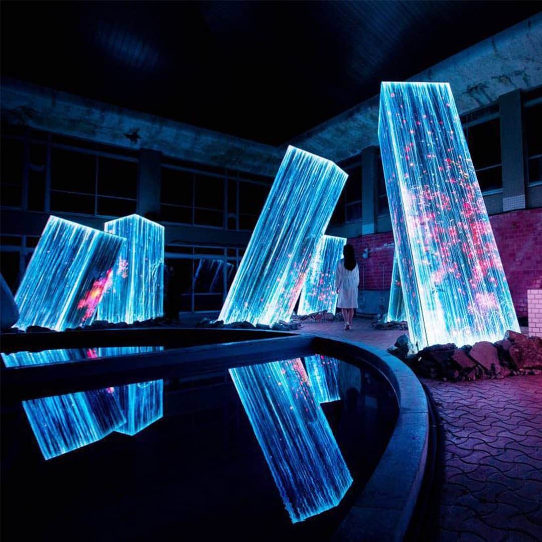 HYPEBEASTさんのインスタグラム写真 - (HYPEBEASTInstagram)「@hypebeastart: @teamlab has unveiled a new captivating installment entitled ‘Megaliths in the Bath House Ruins.’ Located within the sprawling @mifuneyamarakuen Park on the Japanese island of Kyushu, the sculptural presentation displays a series of large-scale digital structures inside a dilapidated establishment. It’s on view from now until November 4. ⁠⠀ Photo: teamLab」8月7日 11時16分 - hypebeast